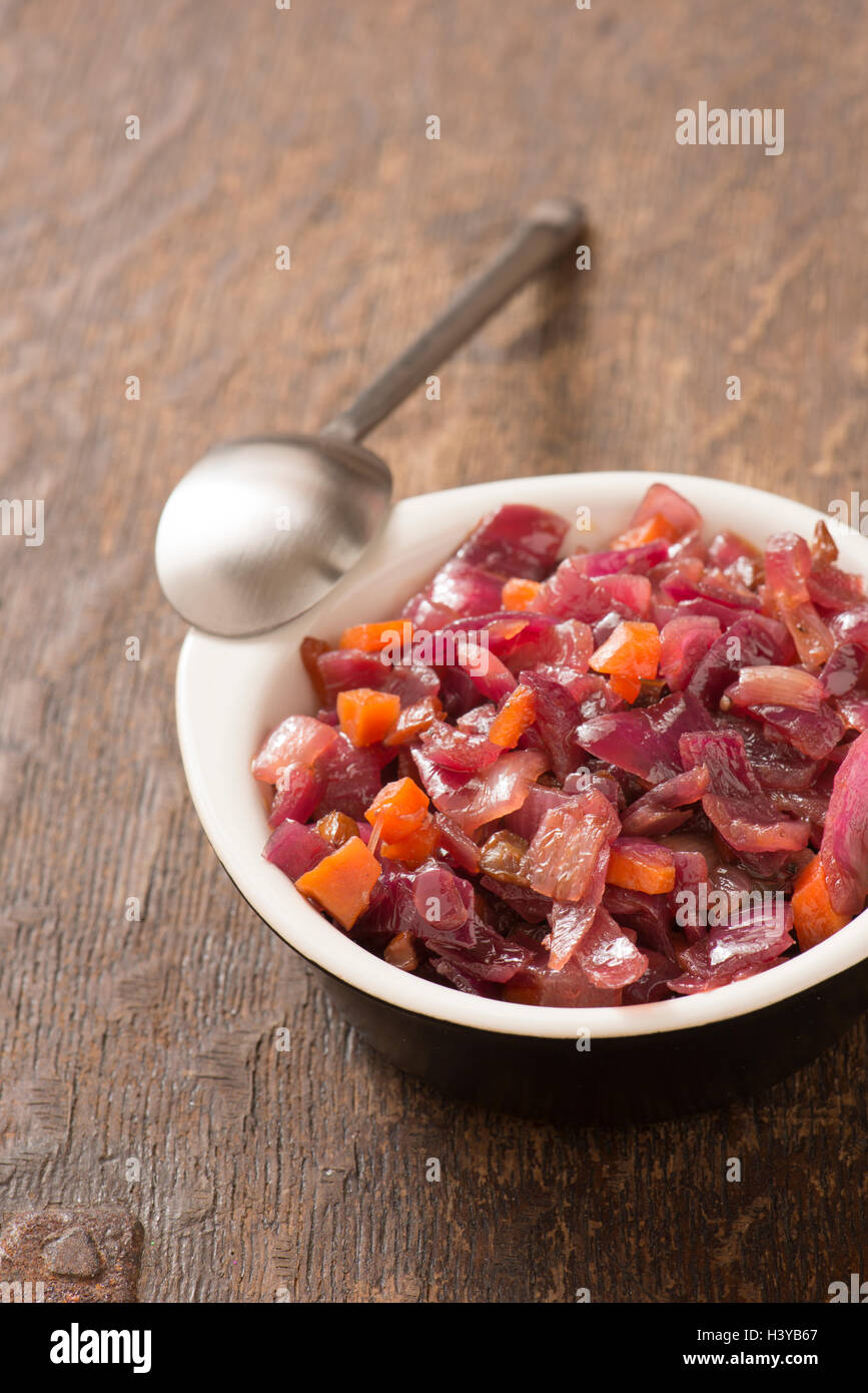 Rote Zwiebel-Chutney mit Rosinen und Karotten gemischt. Stockfoto