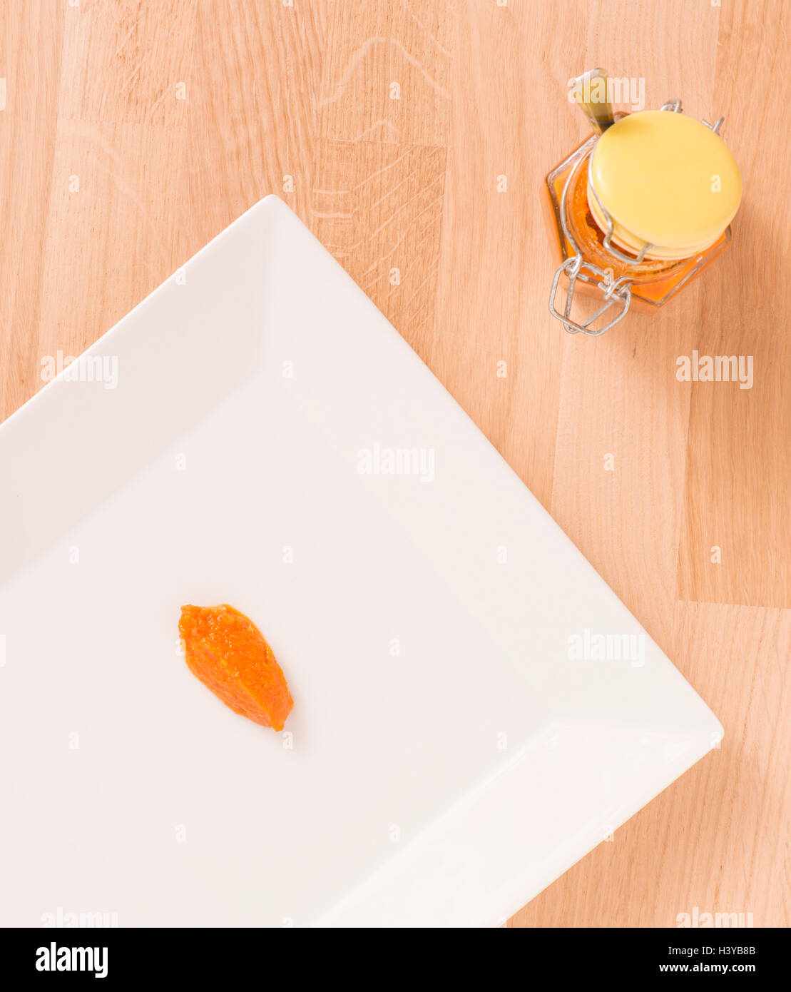 Hausgemachte Chili paste auf weißen Teller von oben. Stockfoto