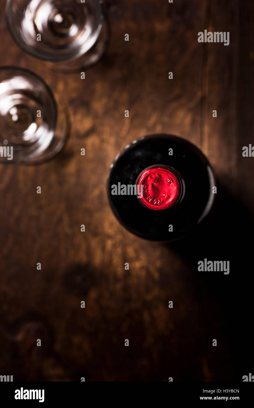 Eine Flasche Wein und zwei Gläser auf Holztisch. Draufsicht mit Textfreiraum. Stockfoto