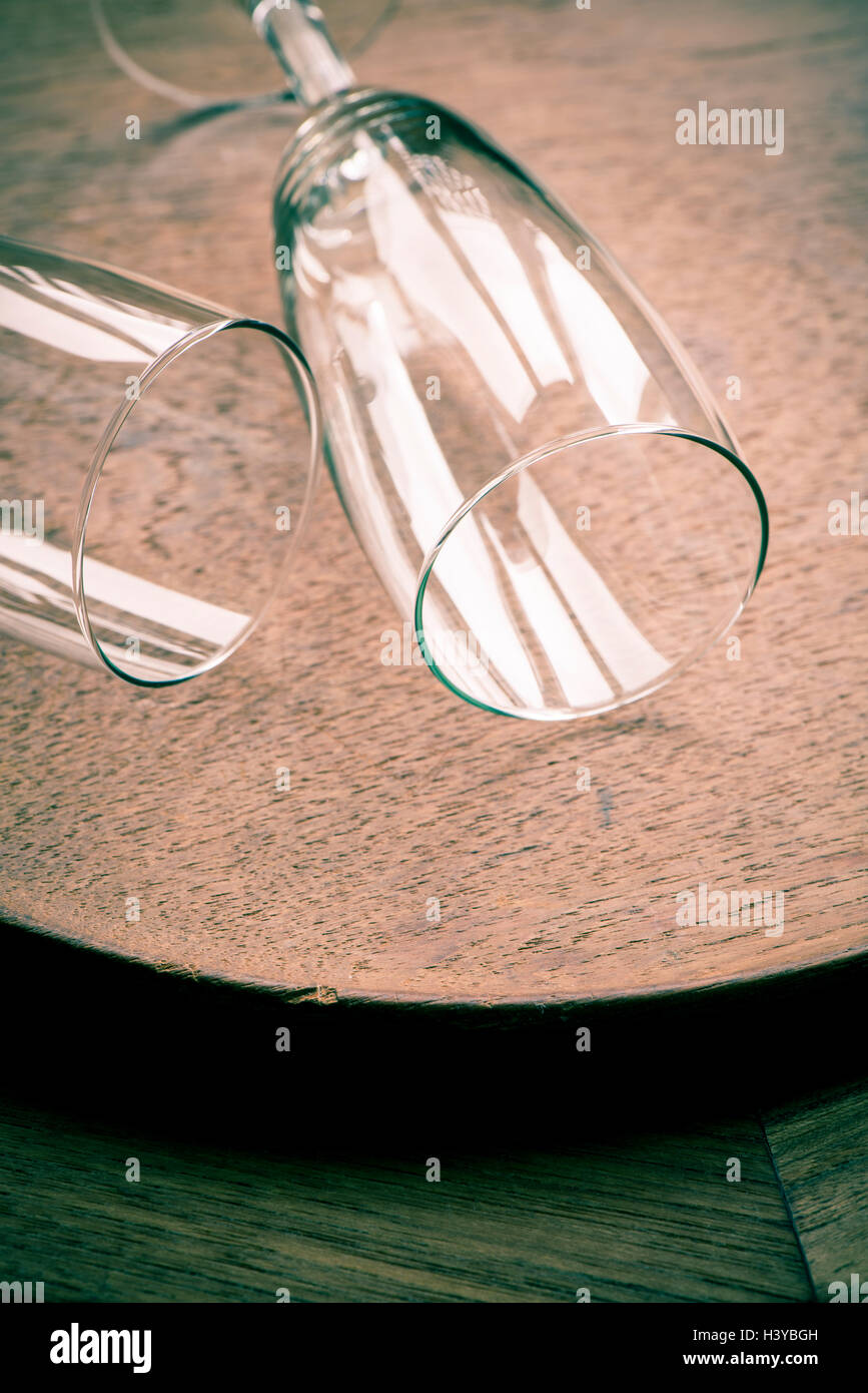 Zwei leere Sektgläser auf Holztisch. Konzept der leere oder Einsamkeit. Stockfoto
