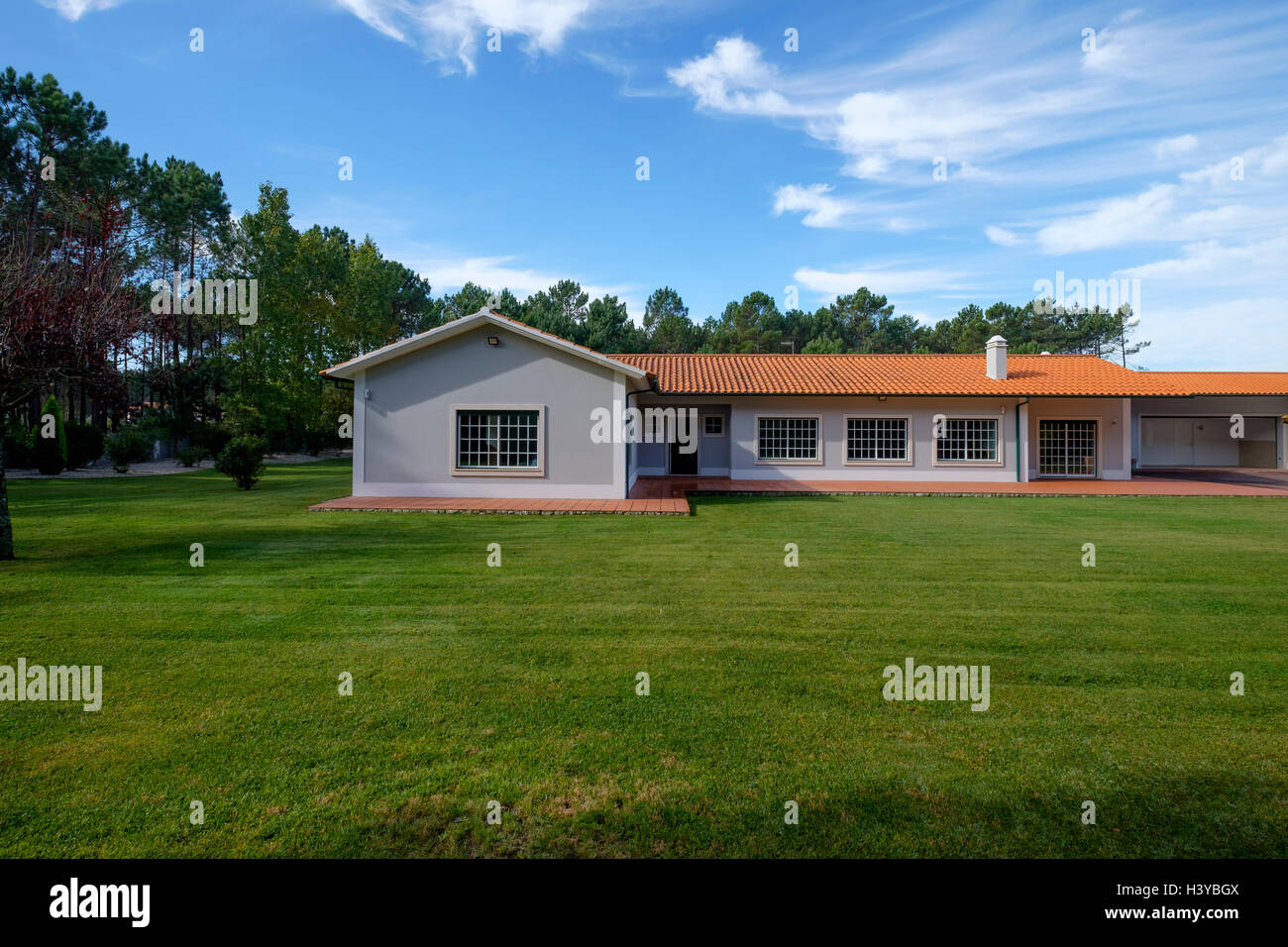 Wohnhaus mit großem Rasen davor Stockfoto