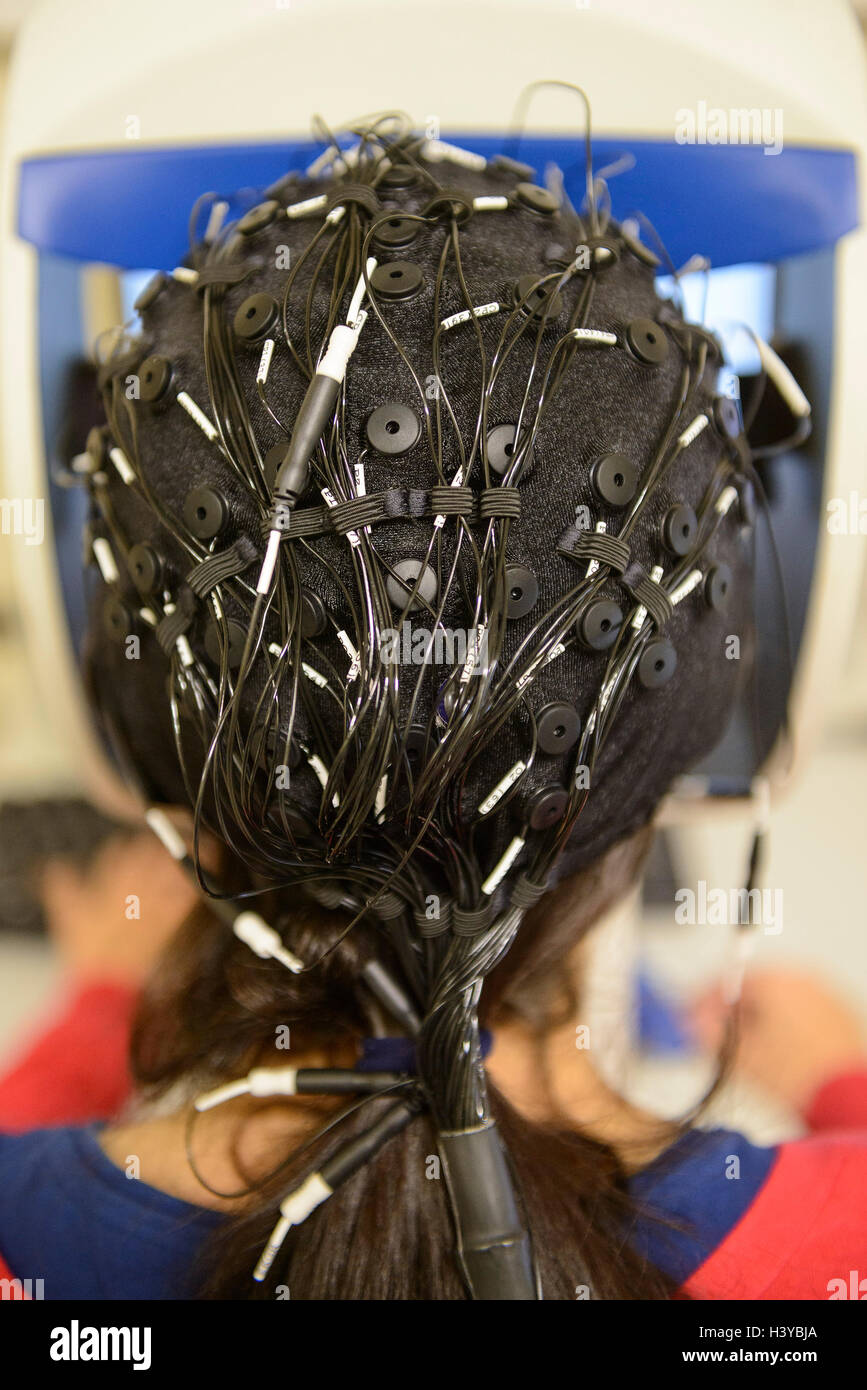 Person unterziehen ein Elektroenzephalogramm mit einem EEG Kappe, ihr Gehirn elektrische Aktivität zu scannen Stockfoto