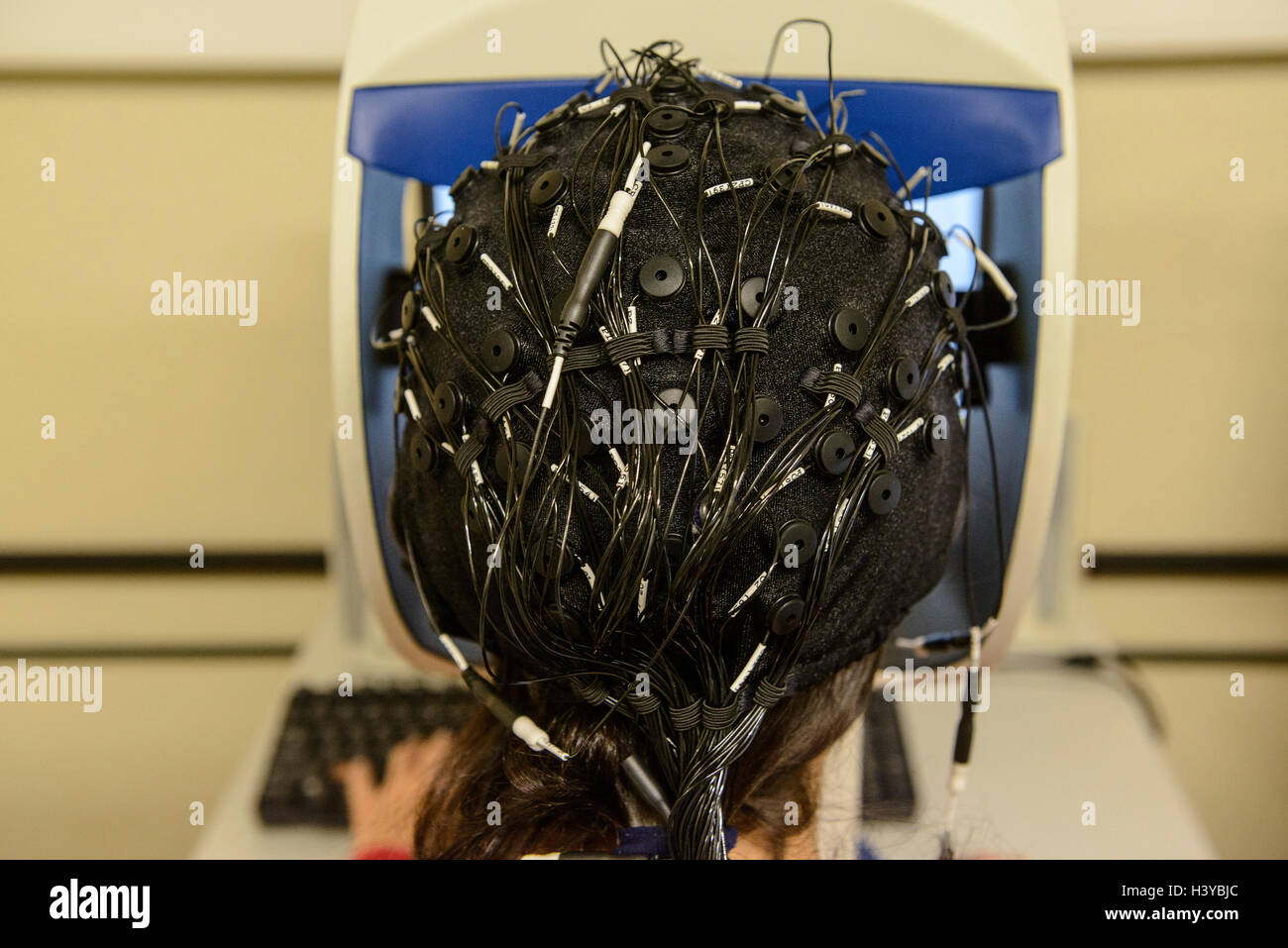 Person unterziehen ein Elektroenzephalogramm mit einem EEG Kappe, ihr Gehirn elektrische Aktivität zu scannen Stockfoto