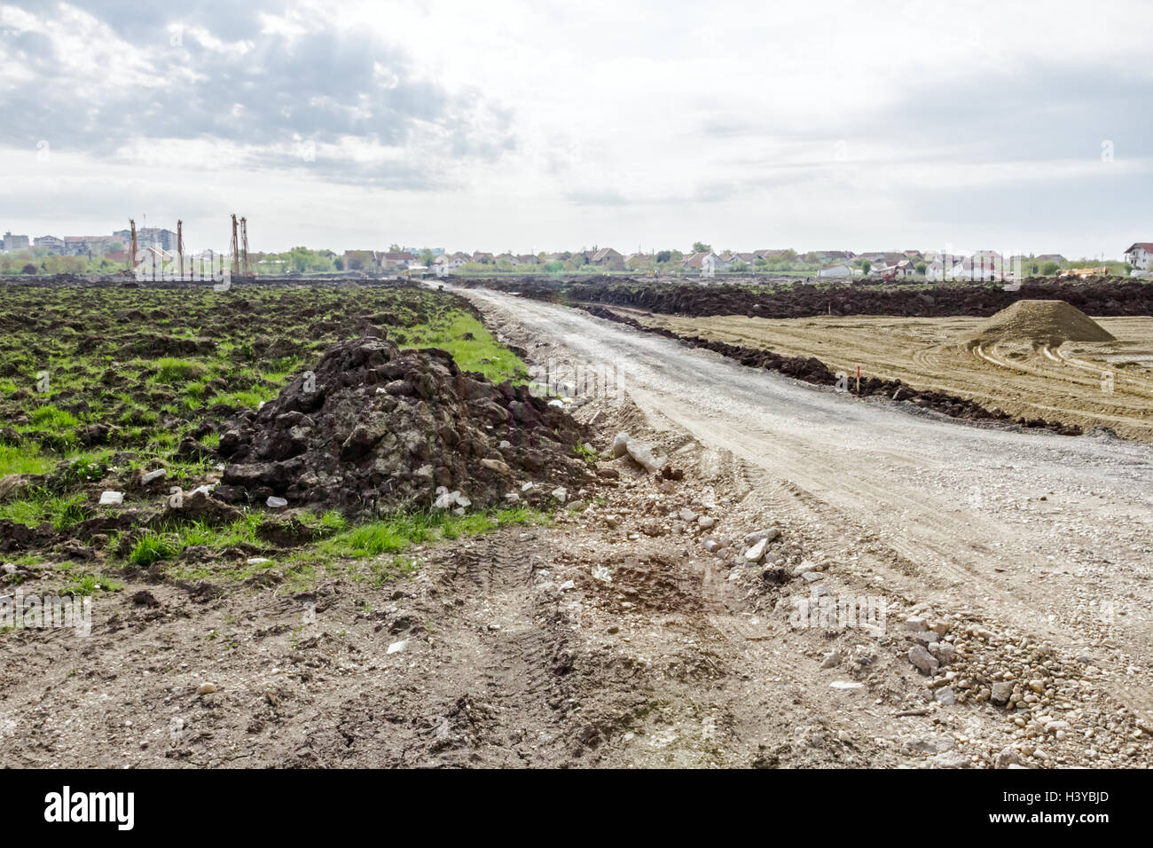 Frische Spuren im Staub der ein schweres Baufahrzeug laufen in die