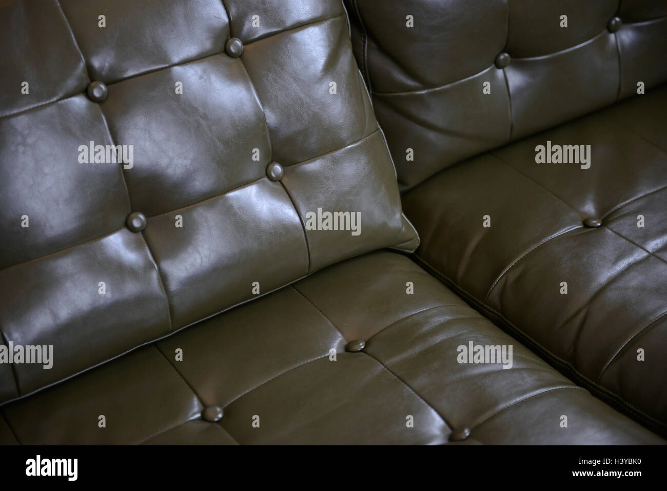 Nahaufnahme eines grünen Ledersofas Stockfoto