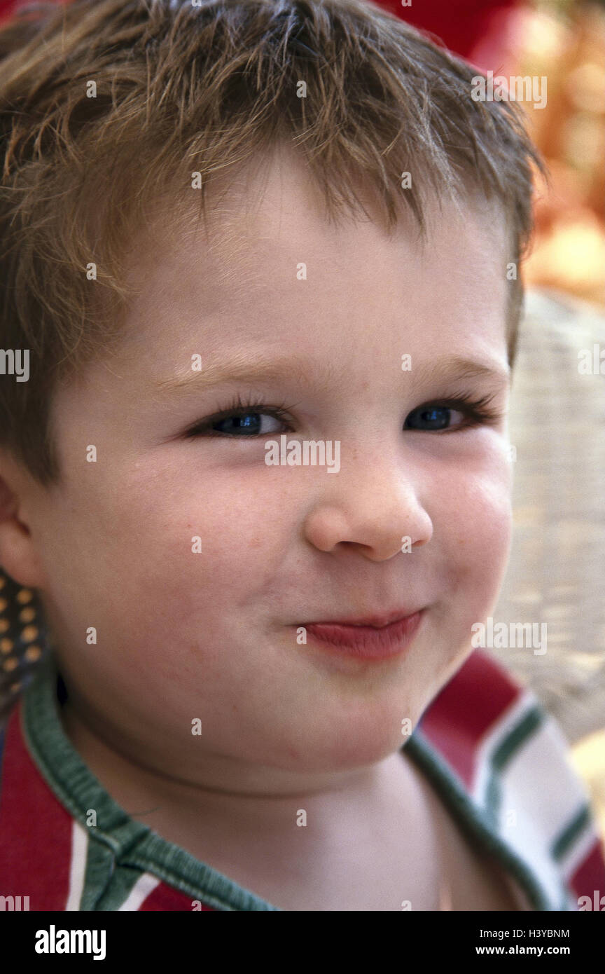Junge, Mimik, Lächeln, Porträt, Kind, Kindheit, Lächeln, glücklich, Rückfahrkamera Stockfoto