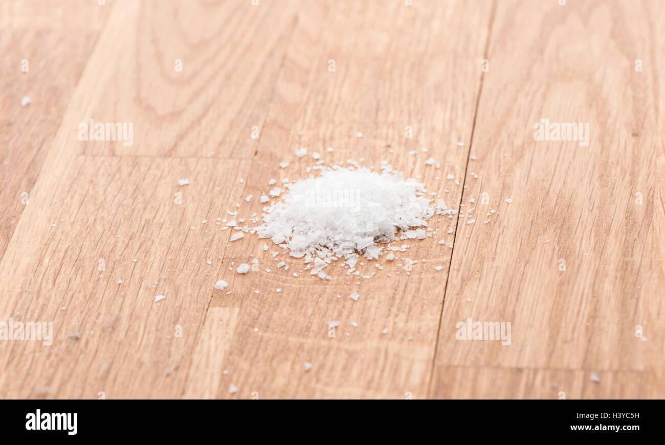 Salz auf einem Holztisch. Essen-Hintergrund mit Textfreiraum. Stockfoto