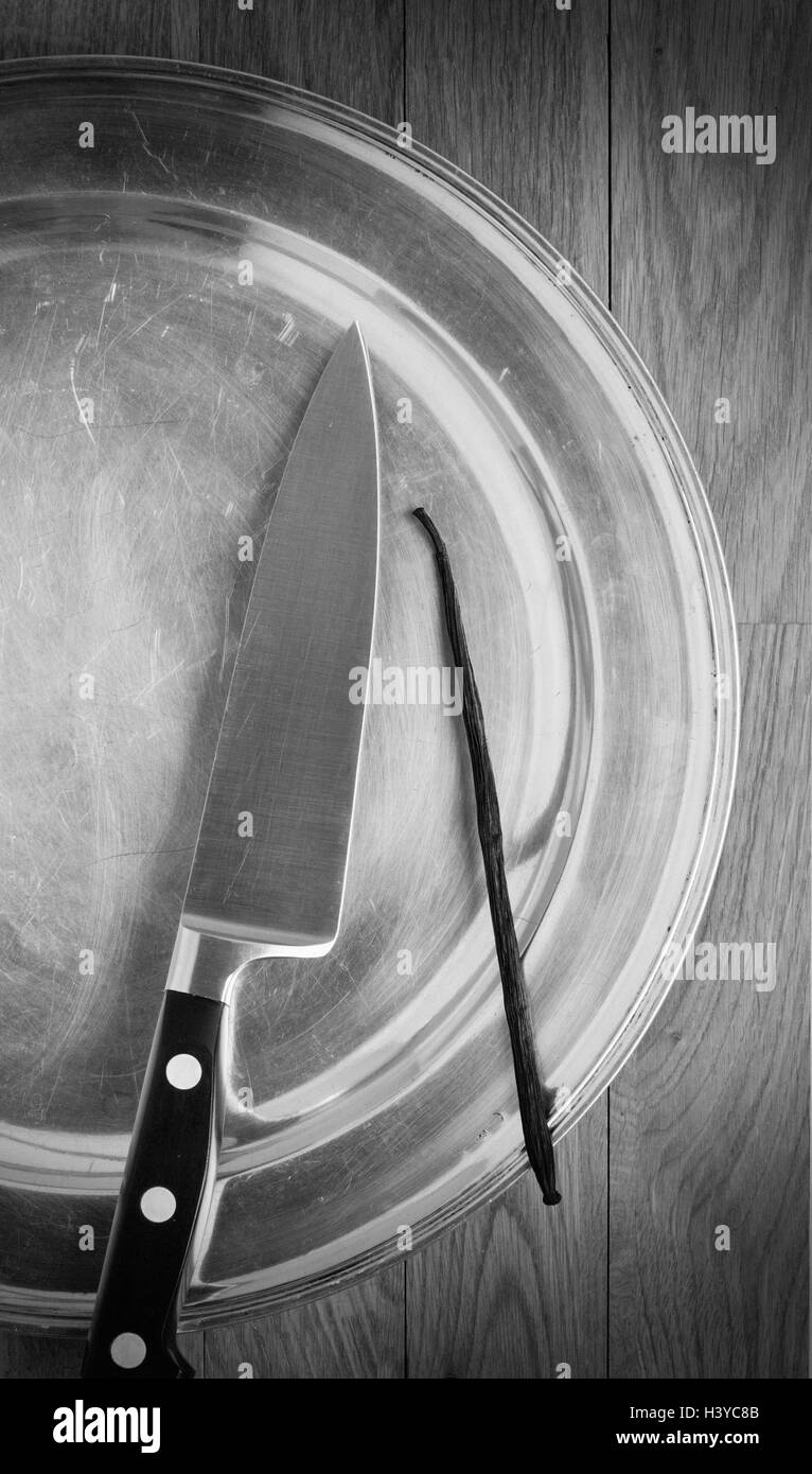 Vanilleschote und Messer auf Holz Küchentisch. Essen-Stilleben. Stockfoto