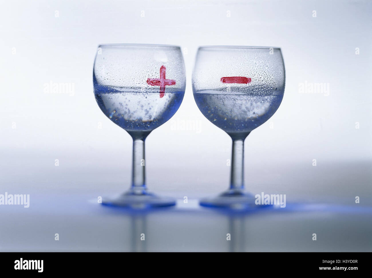 Wassergläser, Ausdruck, "das Glas ist halb gefüllt - das Glas ist halb leer", Stillleben, Produktfotografie, Brille, Label, Marken, Farben, zahlen, Symbole, sowie unten, +, - Mineralwasser, trinken, trinken, Alkohol, Anti-alkoholische, wiegen, bewerten Stockfoto