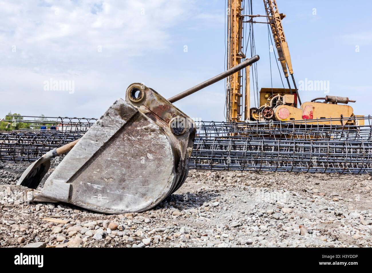 Grundprofil gebogen und gebundene verstärkende Stab in eine Runde Form gemacht. Rammarbeiten Maschine mit großen Schnecke, Ausrüstung für Bohrmaschine Stockfoto