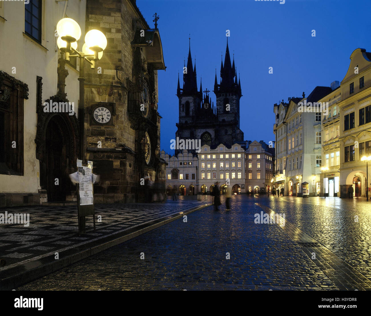 Tschechien, Prag, alte Stadt-Bewohner, Ringen, Teinkirche, Rathaus, astronomische, Uhr, Abend, draußen, Tschechien, Stadt, Hauptstadt, Häuser, Gebäude, Stadtzentrum, Ort von Interesse, Kirche, Geschäften, Kopfsteinpflaster, Lichter, Illuminateds, Beleuchtung Stockfoto