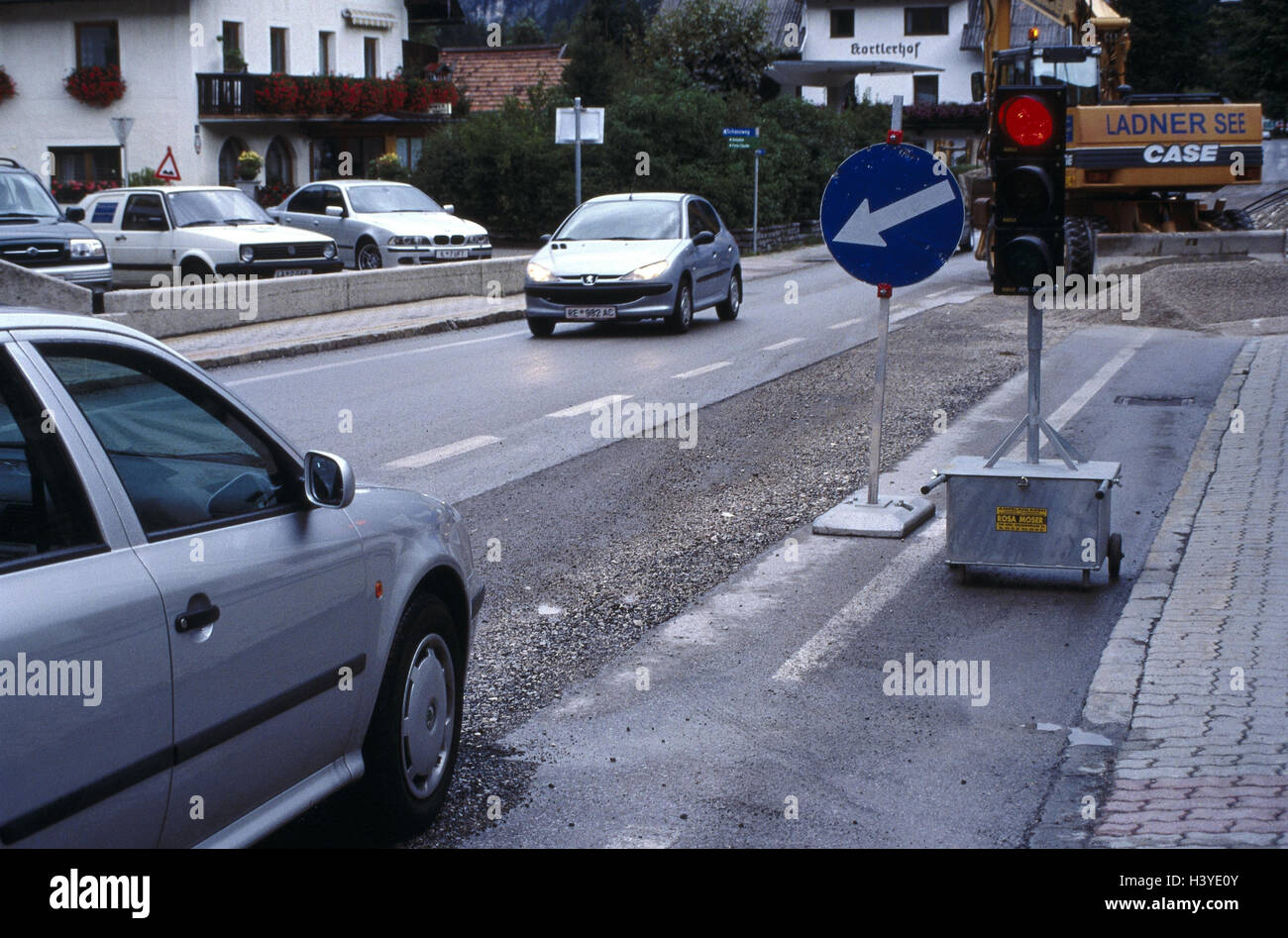 Straße, hauptsächlich durch Straße, Männer bei der Arbeit, Ampel-Regelung 'Rot', Verkehr, Verkehr, Autos, Ampel, Verkehr Licht, rot, Stop, Stop, Verkehrsbehinderung Stockfoto