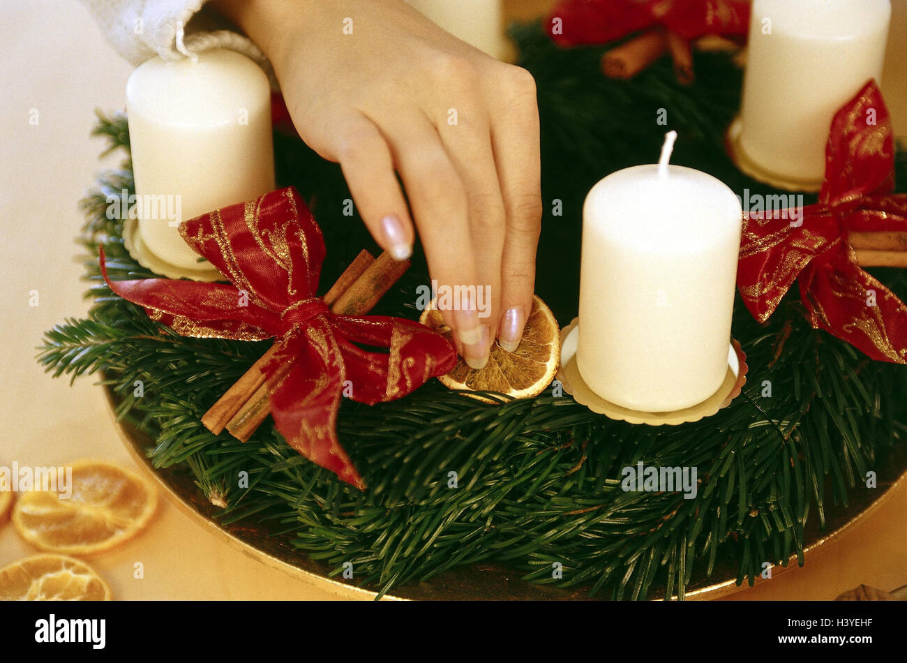 Frau, Adventskranz, dekorieren, detail, hand Advent, Weihnachten, Weihnachten, Weihnachten, Yule Flut, machen, Dekoration, Kerzen, Schleifen, in Scheiben geschnitten Orange, Stilleben Stockfoto