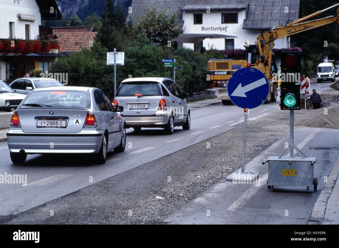 Straße, hauptsächlich durch Straße, Männer bei der Arbeit, Ampel-Regelung, "grün"! Auto-Kennzeichen unkenntlich zu machen! Verkehr, Verkehr, Autos, Ampel, Ampel, Verkehrsbehinderung, Verkehrszeichen, Richtungspfeil, Bauarbeiter, canalis Stockfoto