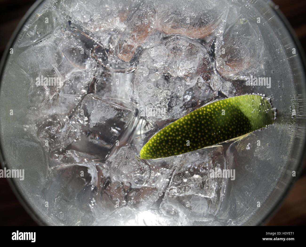 Ein Gin Tonic in einer Bar mit einer Scheibe Limette Stockfoto