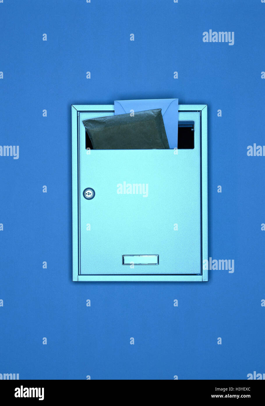 Schlechter, Postfach, Post, Wand, Post werfen, Briefe, Brief, Paket, Kommunikation, Postfach, Korrespondenz, Nachrichten, Stillleben, Produktfotografie Stockfoto