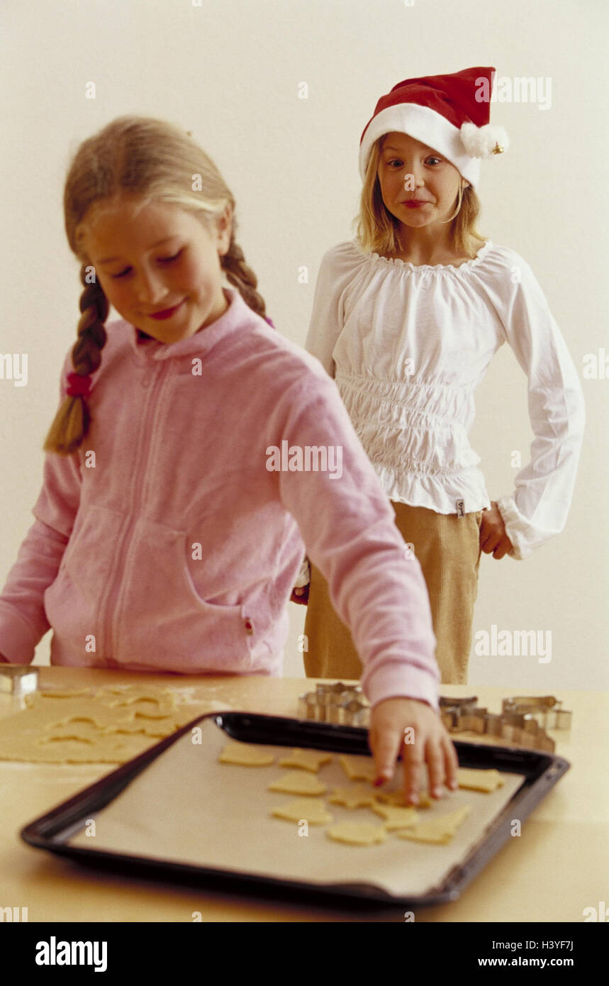 Yule Flut, Backen, Mädchen, Plätzchenteig, Backblech, legen Advent, Weihnachten, Weihnachten, Weihnachten, Haushalt, Vorbereitung, Gebäck, Teig, Kuchen, Weihnachten Bäcker, süß, Keks, Weihnachten Keks, Kinder, Aktivität, Detail, innen Stockfoto