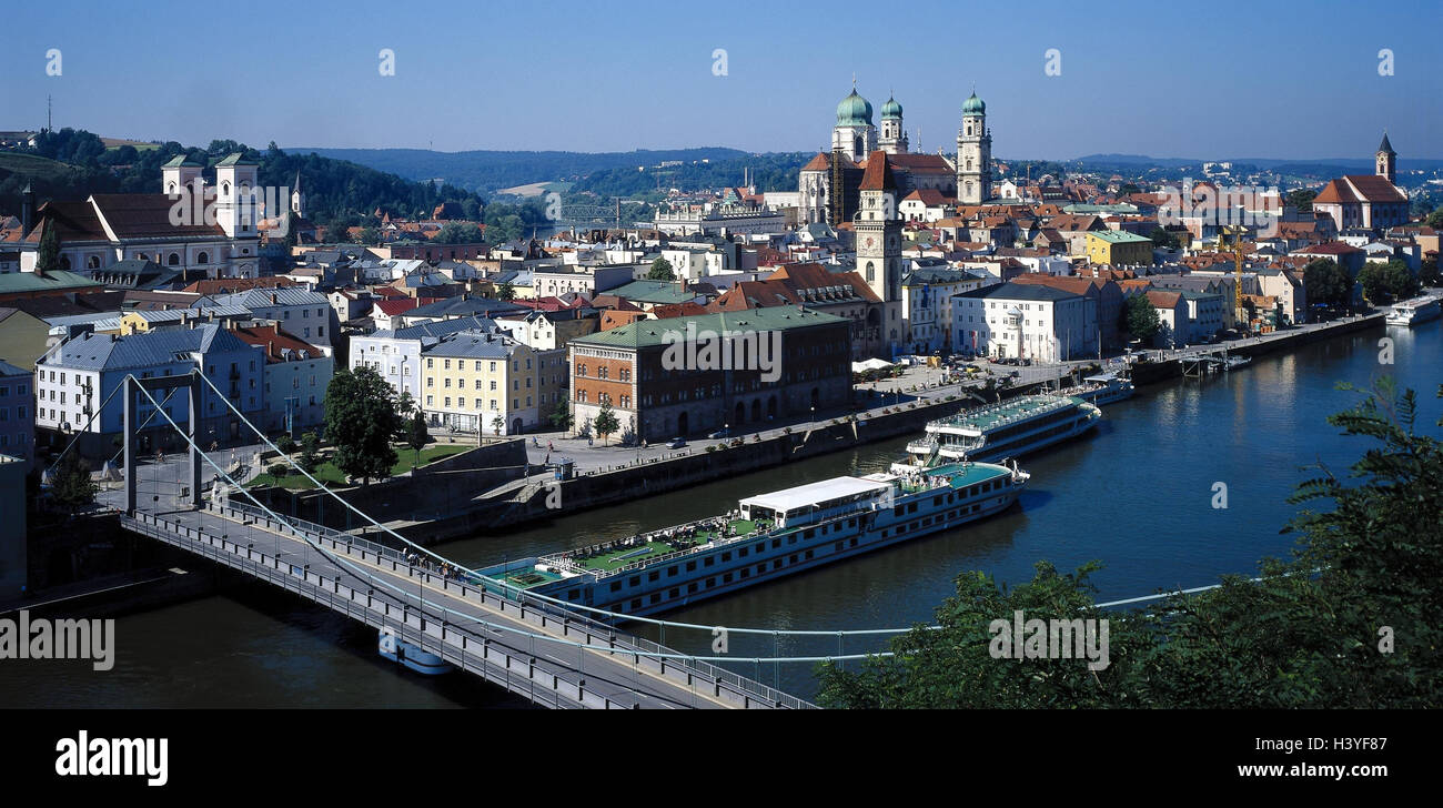 Deutschland, Bayern, Passau, Blick auf die Stadt, Luitpoldbrücke, Donau, Europa, Niederbayern, Drei-Flüsse-Sadt, Stadt, Ansicht, Häuser, Wohnhäuser, Kirchen, Fluss, Schiffe, Navigation, Urlaub Schiffe, Brücke, Straße der Kaiser und König der Donau Stockfoto