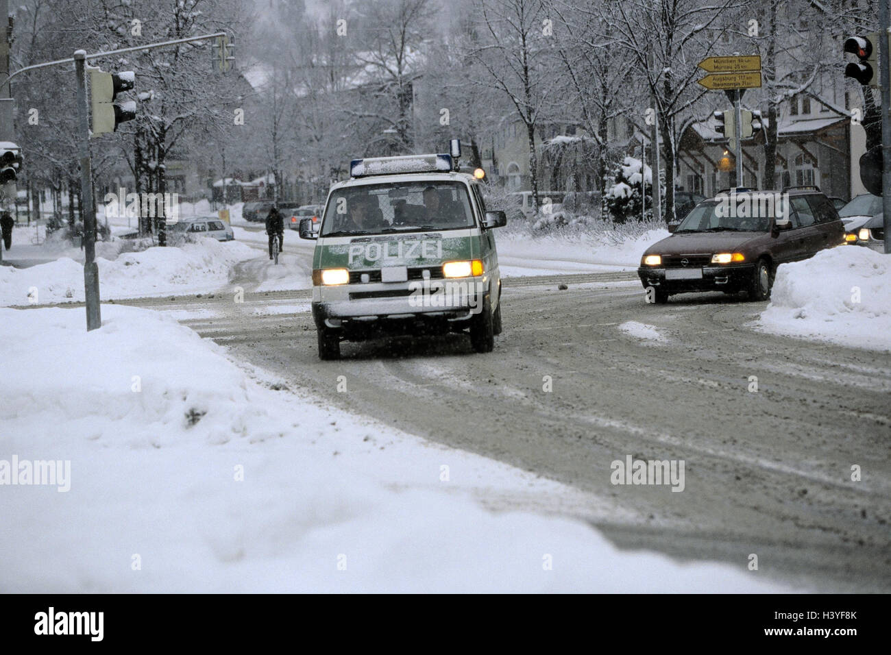 Deutschland, Oberbayern, Garmisch-Partenkirchen, Kreuzung, Verkehr, Winter, nur redaktionell Bayern, Straße, Kreuzung, Kreuzung, verschneit, Autos, Pkw, Polizeiauto, Polizeifahrzeug, Fahrzeuge, Go, Kurve, Gefahr Kollision, Schnee, Straße Beziehungen Stockfoto