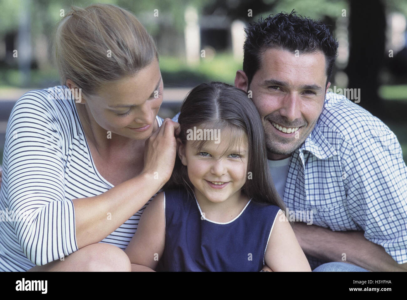 Wiese, Familie, happy, squat, Schlaganfall, Gruppenbild, Detail, draußen, Sommer, jung, glücklich, Spaß, Freizeit, Lifestyle, Lächeln, Umarmung Eltern, Mädchen, Tochter, Kind, Familie Glück, zusammen, gemeinsam, glücklich, Umarmung, Sicherheit, Zuneigung, Touch, Touch, Stockfoto