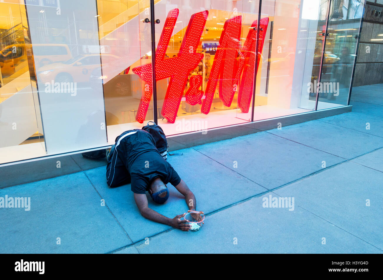 Afrikanisch-amerikanischer Mann betteln um Geld auf der 42nd Street in New York City Stockfoto