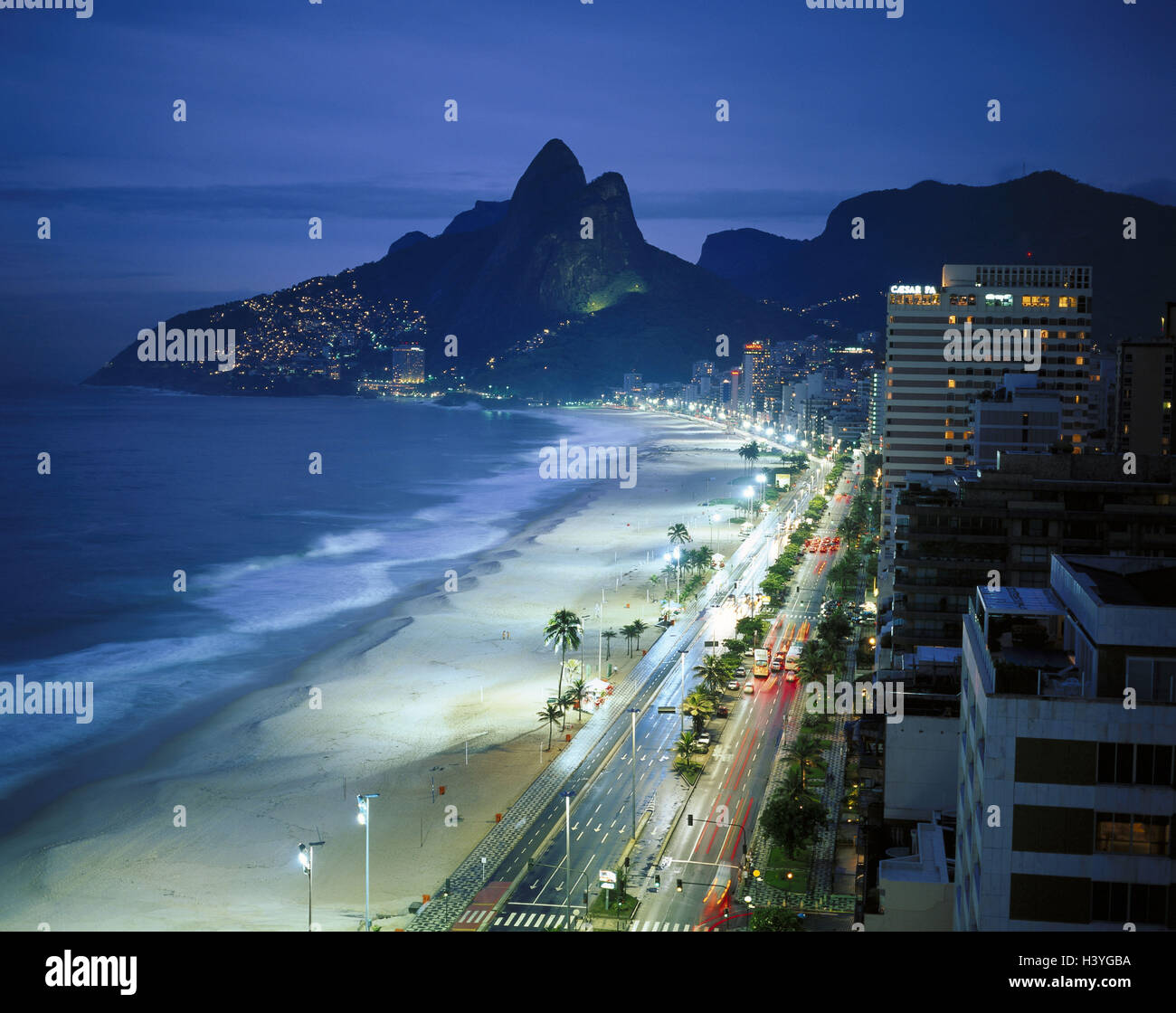 Brasilien, Rio De Janeiro, Ipanema, Leblon Strand, Galle Küste "Zwei  Brüder", abends Südamerika, Stadt, Blick auf die Stadt, Stadtbild, Bucht,  Strand, Strand, Berg, Berge, Tourismus, Traumstrand, Reiseziel,  Urlaubsziel, Sehenswürdigkeit, Straße, einem ...