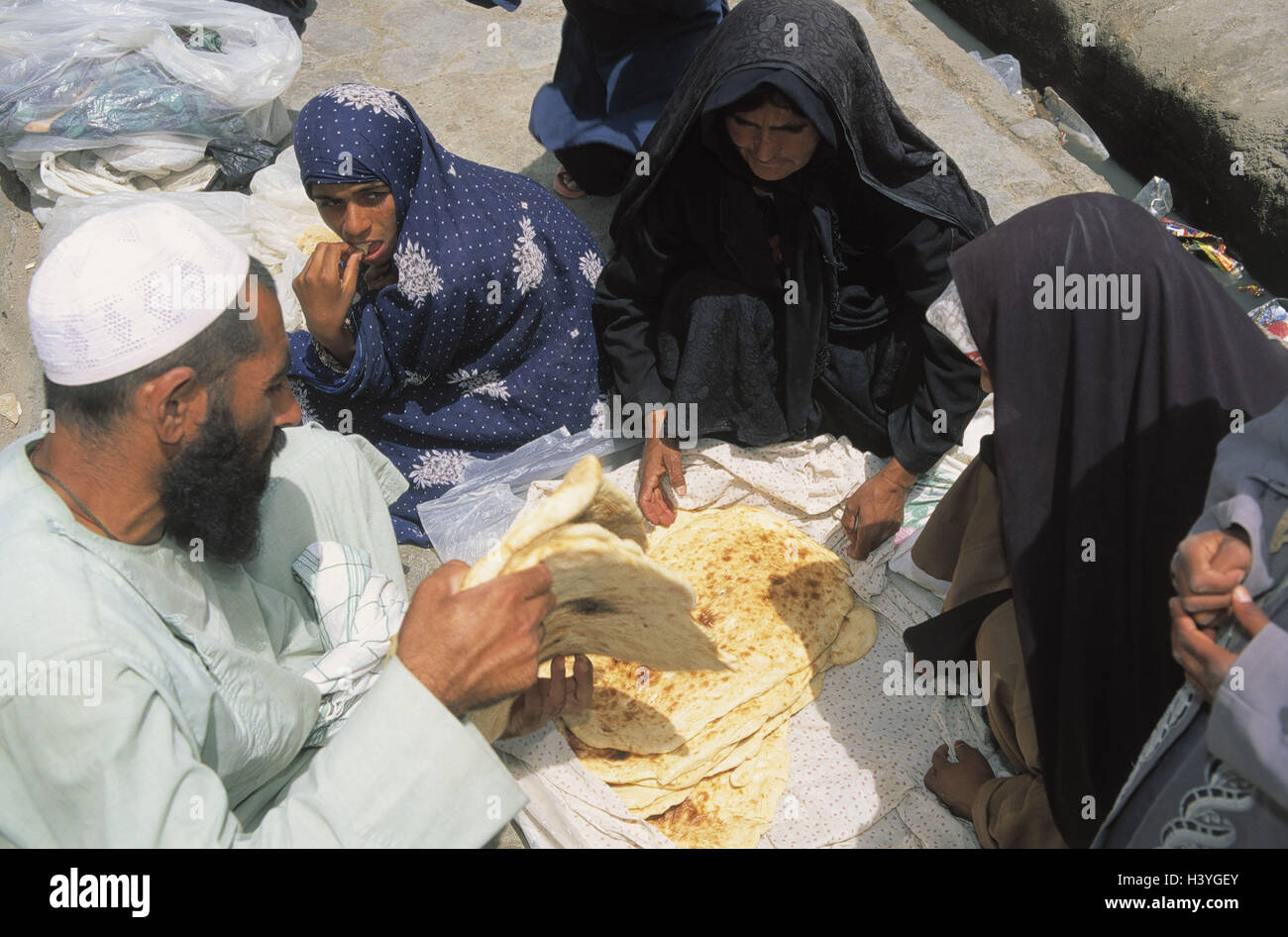 Iran, Schnur Ares E Abbas, Lane, einheimischen, Vertrieb, runden Teig-Fladen Brot, kein Model-Release des Nahen Ostens, Stadt, Verkäuferin, Iraner, Iraner, verkaufen, Brot, Brot, Art, Ernährung, Essen, Essen, Wirtschaft, Handel, machen Einkäufe, draußen, Stockfoto