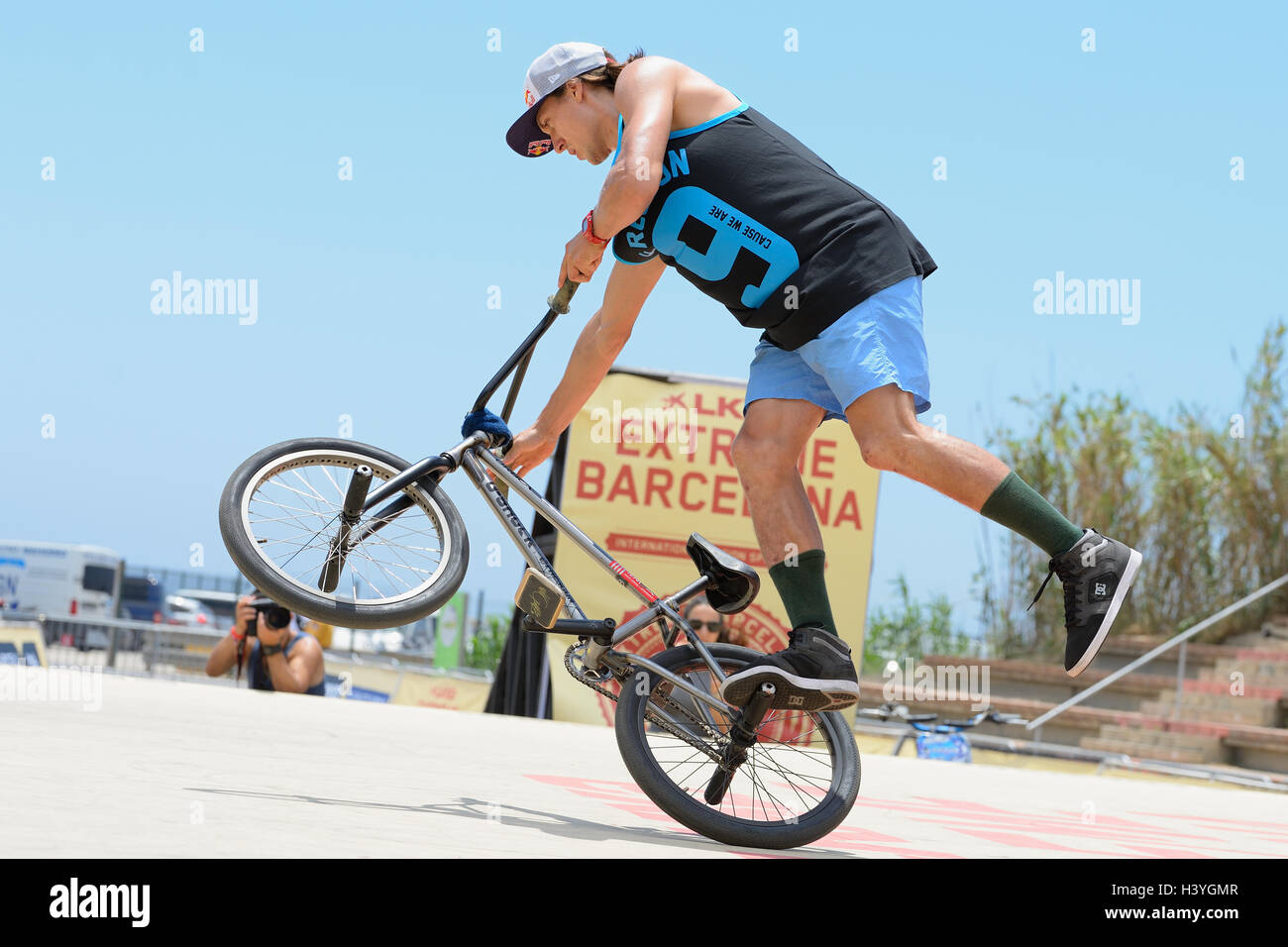 BARCELONA - 28 Juni: Ein Profi-Fahrer beim Flatland BMX (Bicycle Motocross) Wettbewerb in LKXA Extreme Sport Barcelona. Stockfoto