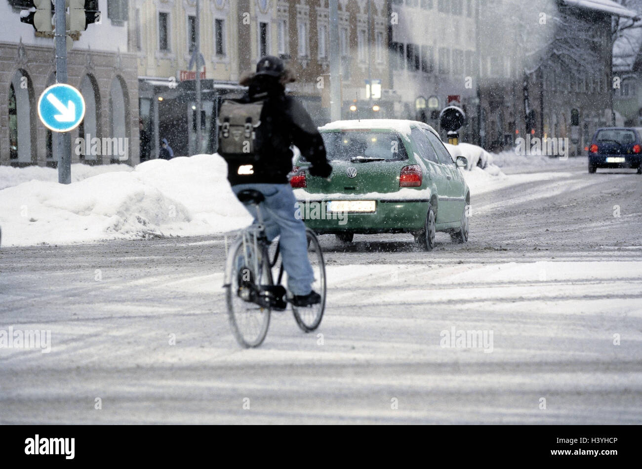 Winter, Deutschland, Upper Bavaria, Garmisch-Partenkirchen, Straße, Autos, Radfahrer, markiert unkenntlich machen Bayern, Verkehr, Verkehr, Kreuzung, schneebedeckte, Autos, Pkw, Fahrzeuge, Radfahrer, Rückansicht, Go, Gefahr Kollision, Risiko, Straße relatio Stockfoto