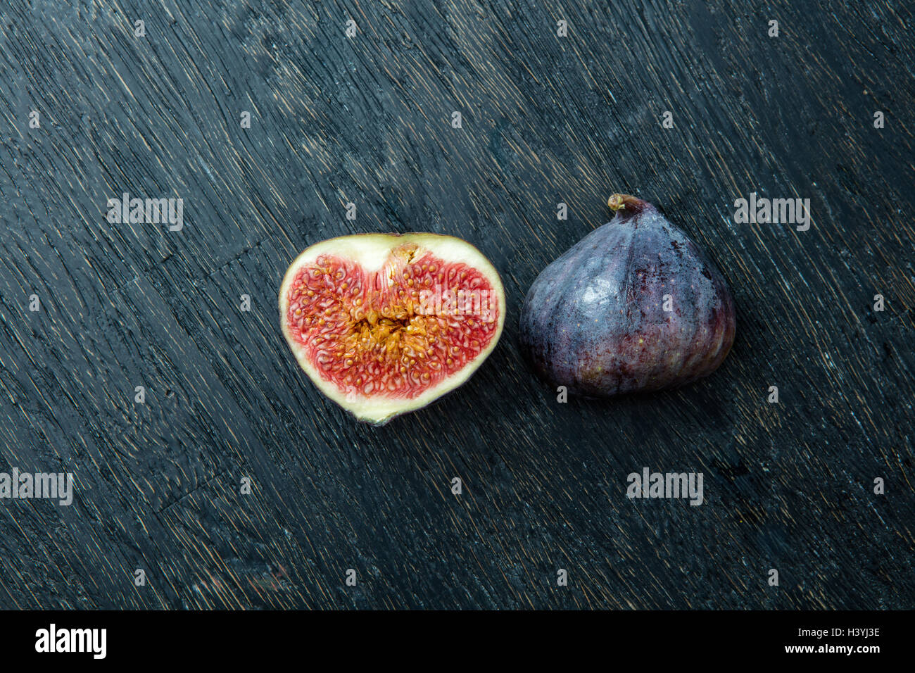 Frische Feigen isoliert auf schwarz Stockfoto