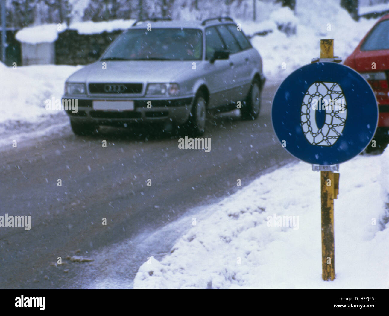 Österreich, Tirol. Innsbruck, Straßenszene, unterzeichnen "Anti-Rutsch-Kette Pflicht", Winter Mark unkenntlich machen Stockfoto
