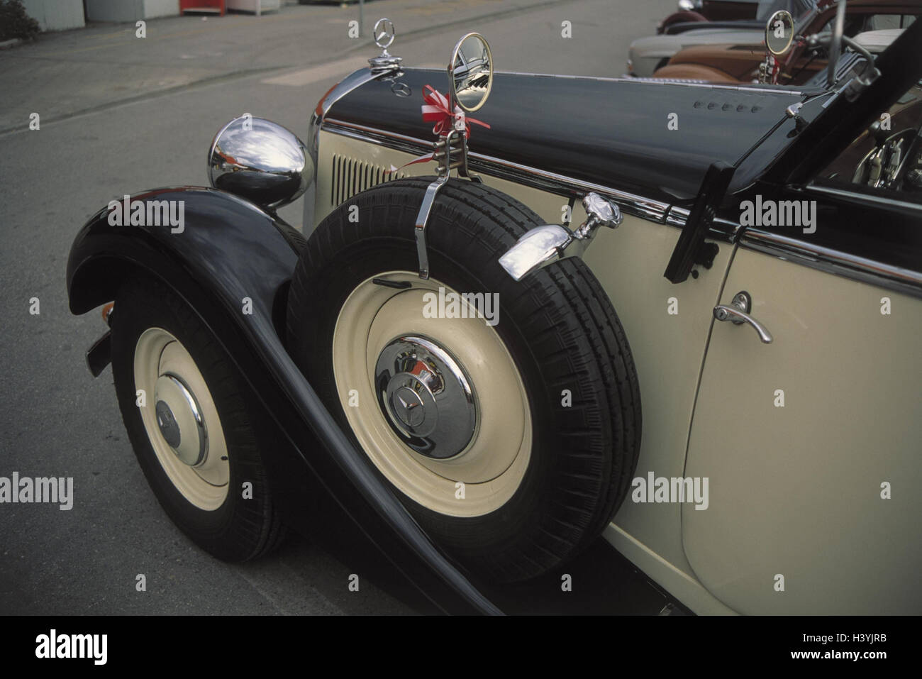 Auto, Oldtimer, Mercedes-Benz Cabrio 320 B-Dur (Baujahr 1939), Detail, vorn, Reserverad, Stockfoto
