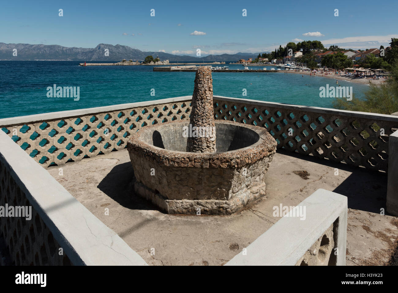 Ein Blick auf ein steinerner Brunnen am Ufer Meeres mit Blick auf Hafen Trpanj Kroatien an einem sonnigen Sommertag Stockfoto