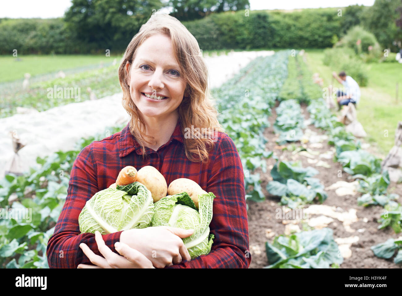 Frau, die auf Bio-Bauernhof halten Produkte Stockfoto