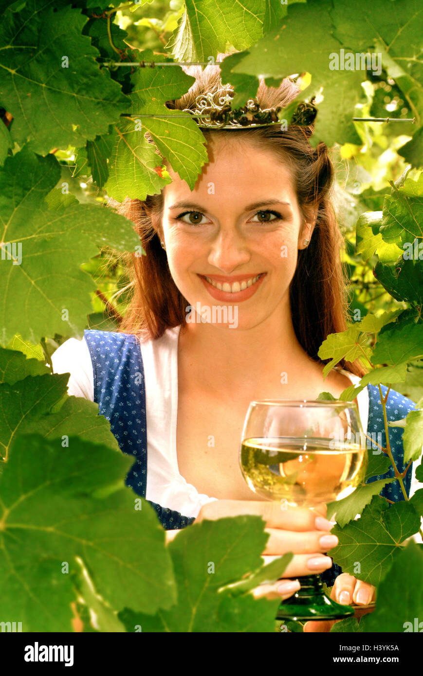 Wein, Wein-Königin, Lächeln, repräsentieren Roman, Porträt, Frau, junge, Erwachsene, 20-25 Jahre, 20-30 Jahre, 25-30 Jahre, Schönheit, Costume national, Kleid, Dirndl, Königin, Krone, Diadem, Kultur, Tradition, Vertreter, Vertretung, Präsentation, präsent, Rebe Stockfoto