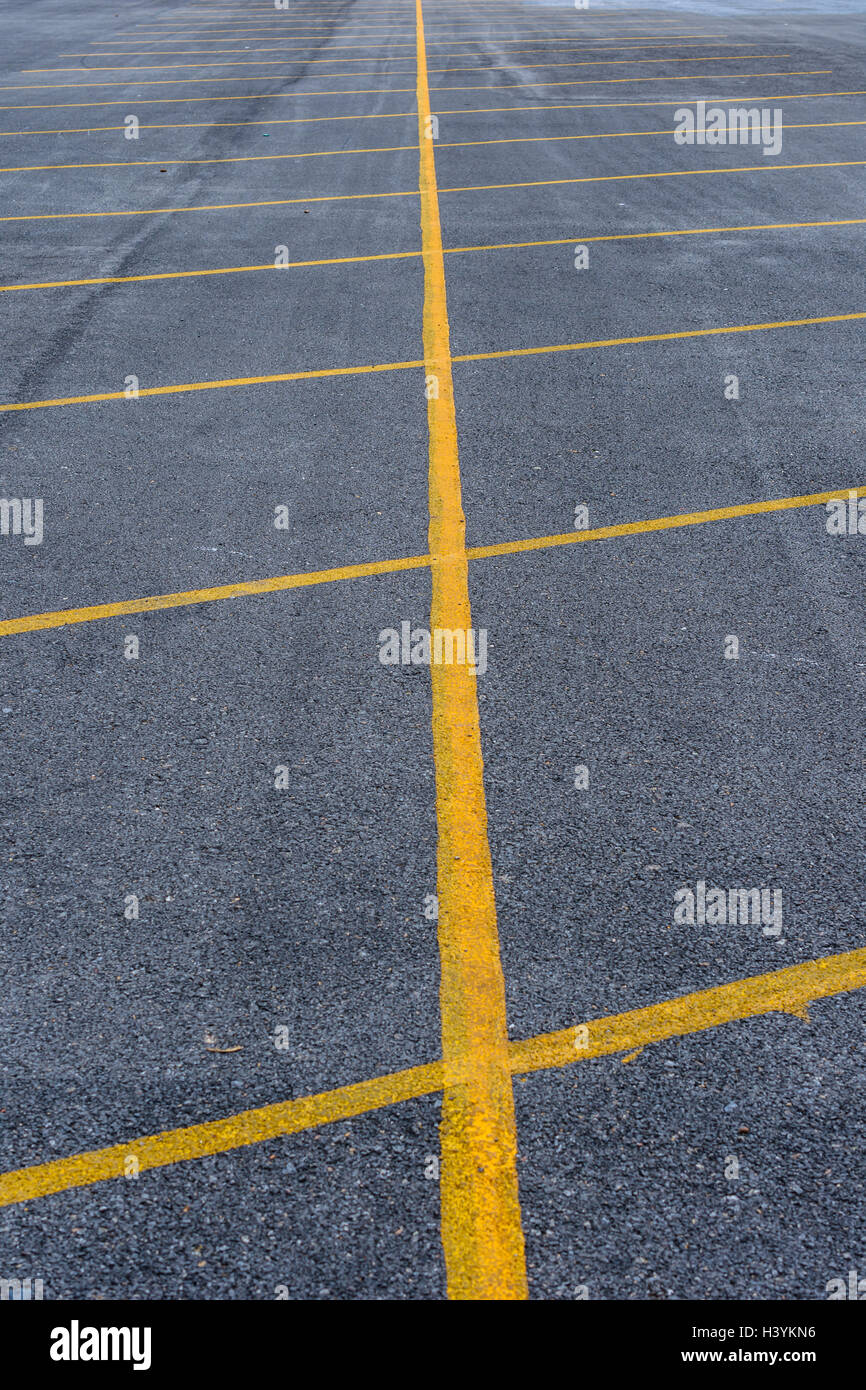 leeren Parkplatz mit gelben Linie Stockfoto