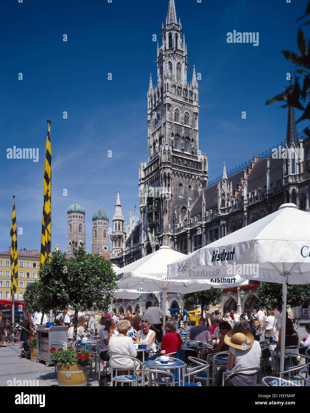 Deutschland, Oberbayern, München, Marienplatz, neues Rathaus, Straßencafé, Kirche unserer lieben Frau, Detail, Türme, Europa, Bayern, Fußgängerzone, Struktur, Gebäude, Rathaus, Glockenspiel, Baustil, Neo-Gotik, Architektur, in 1867-1908, Kirche, Türme, Ort von Interesse, Kultur, Cafe, Restaurant, Biergarten, Besucher, Gastronomie, Freizeit, Sommer Stockfoto