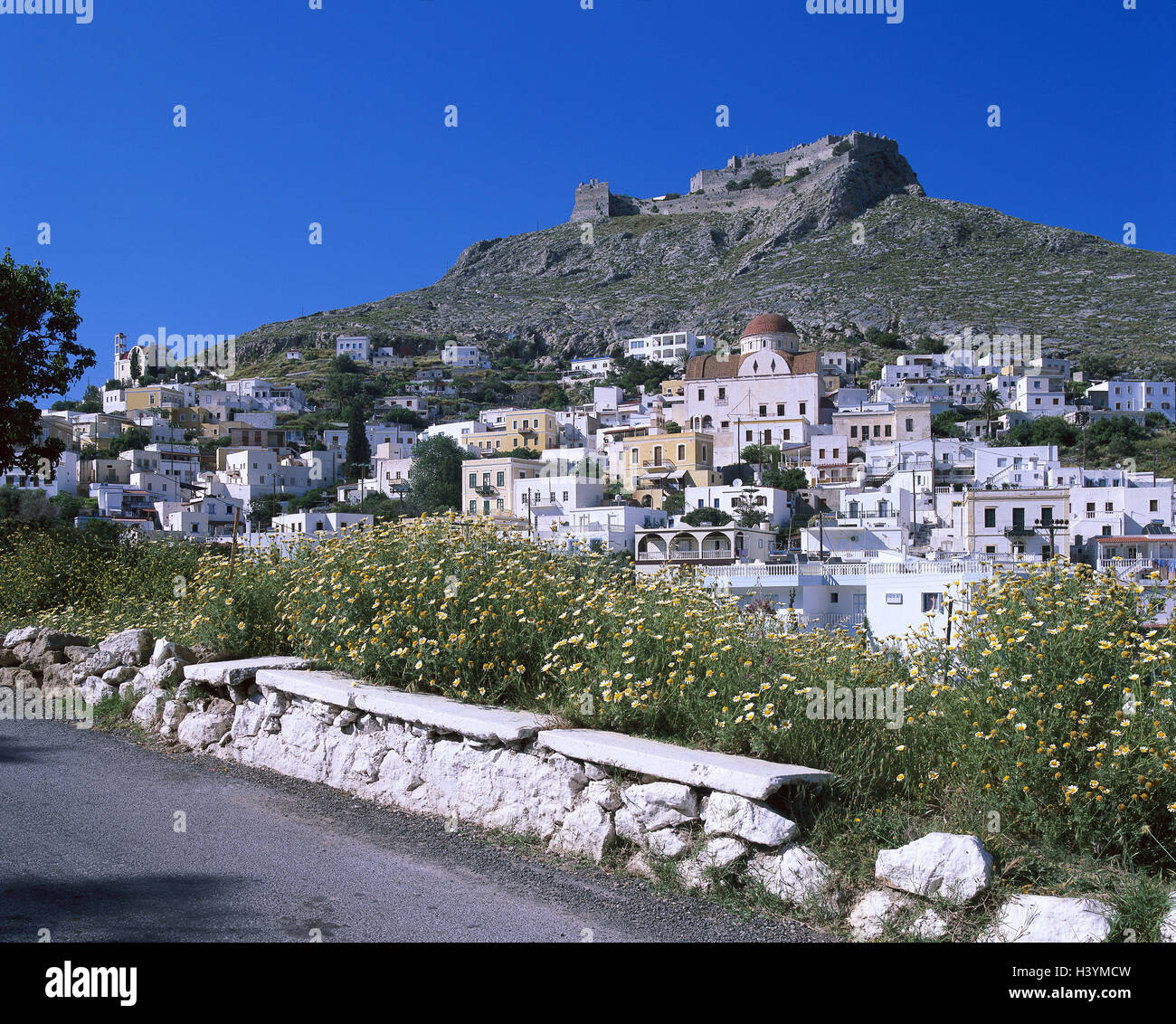 Griechenland, Insel Leros, Platanos, lokale Ansicht, Festung Europa, südöstlich, Europa, Ellas, Hellas, Elliniki Dimokratia, Dodekanes, kleinen griechischen Inseln, Insel im Mittelmeer, Ort, Platz, Küstenort, Häuser, Wohnhäuser, Windmühlen, Festung, militärische Anlage Stockfoto