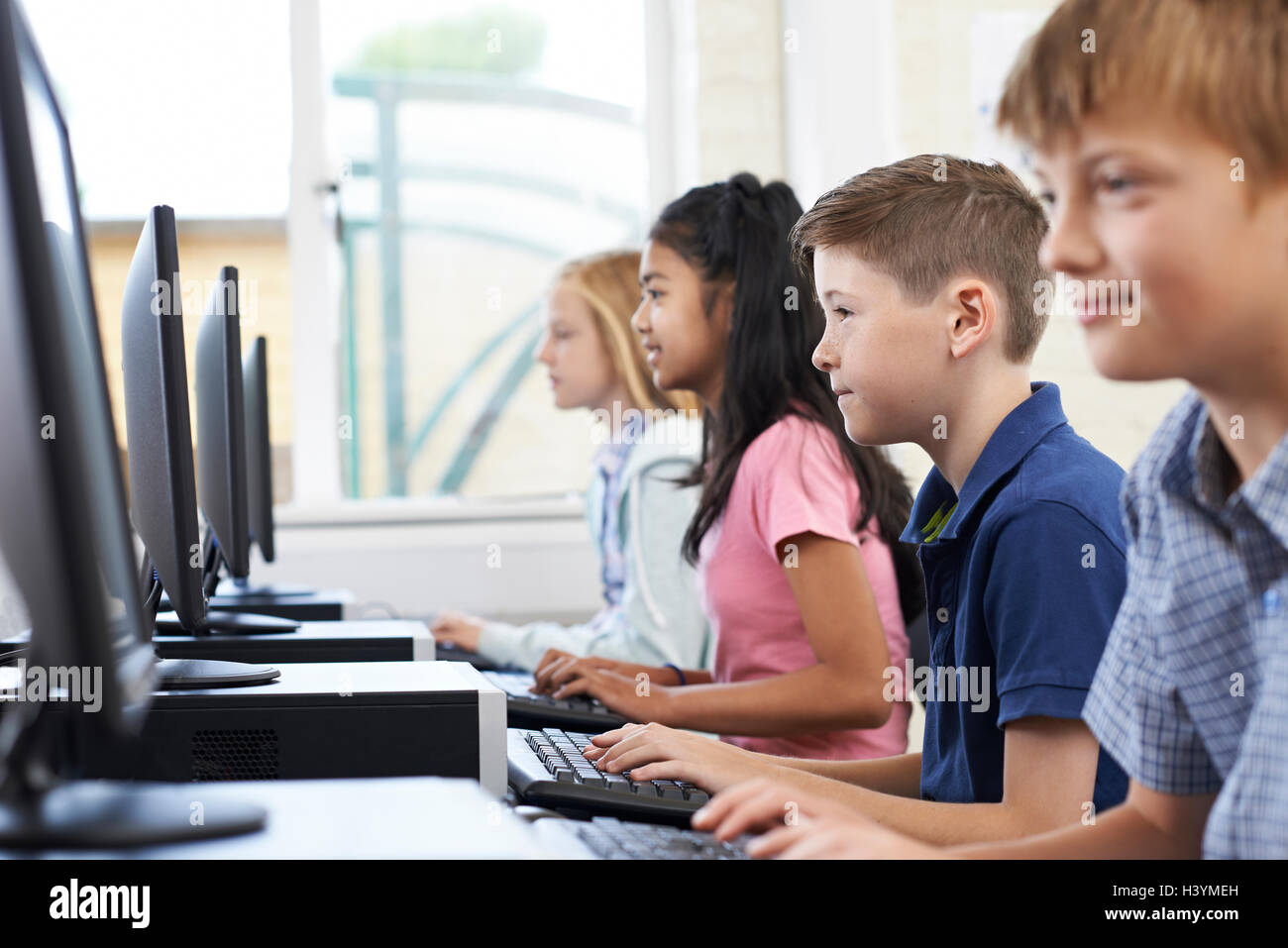 Männliche elementare Schüler in Computer Klasse Stockfoto