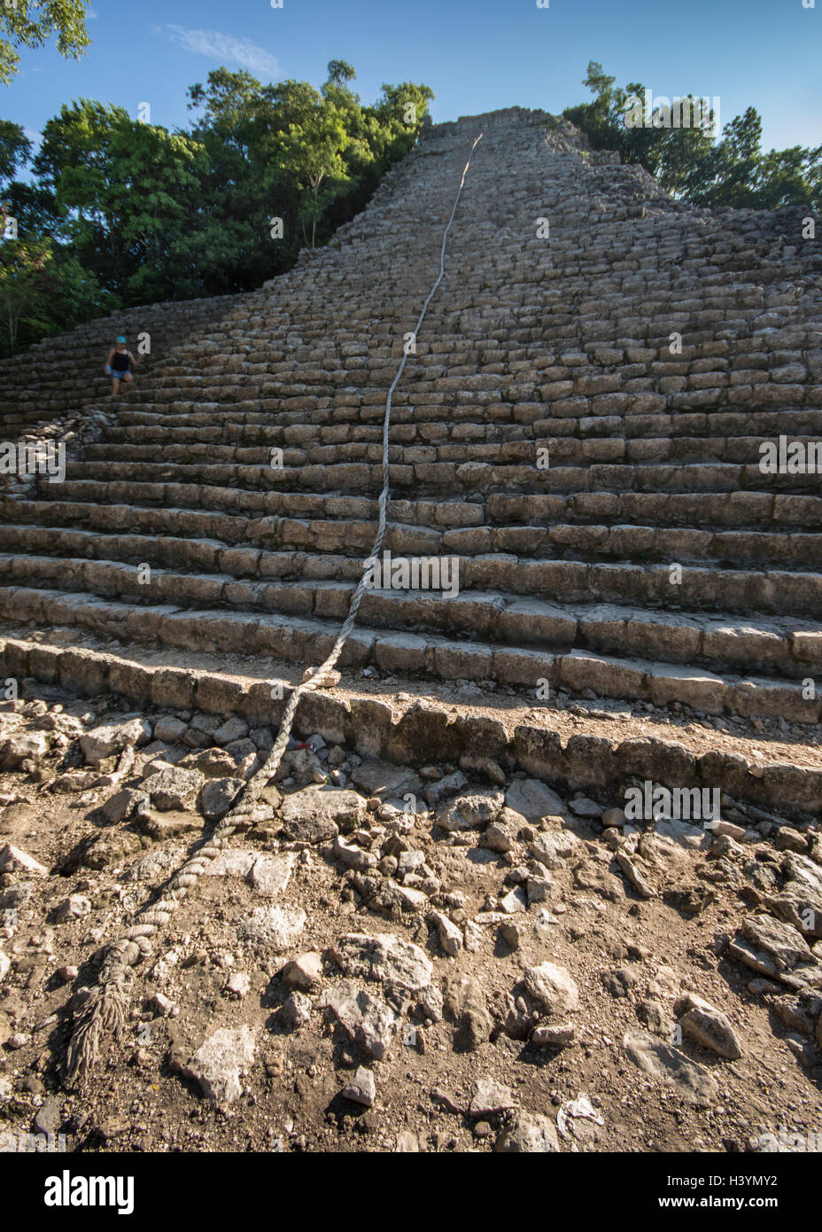 Coba ist die längste Pyramide in Quintana Roo (Rivera Maya, Mexiko) und darf bestiegen werden unterstützt durch ein Seil. Stockfoto