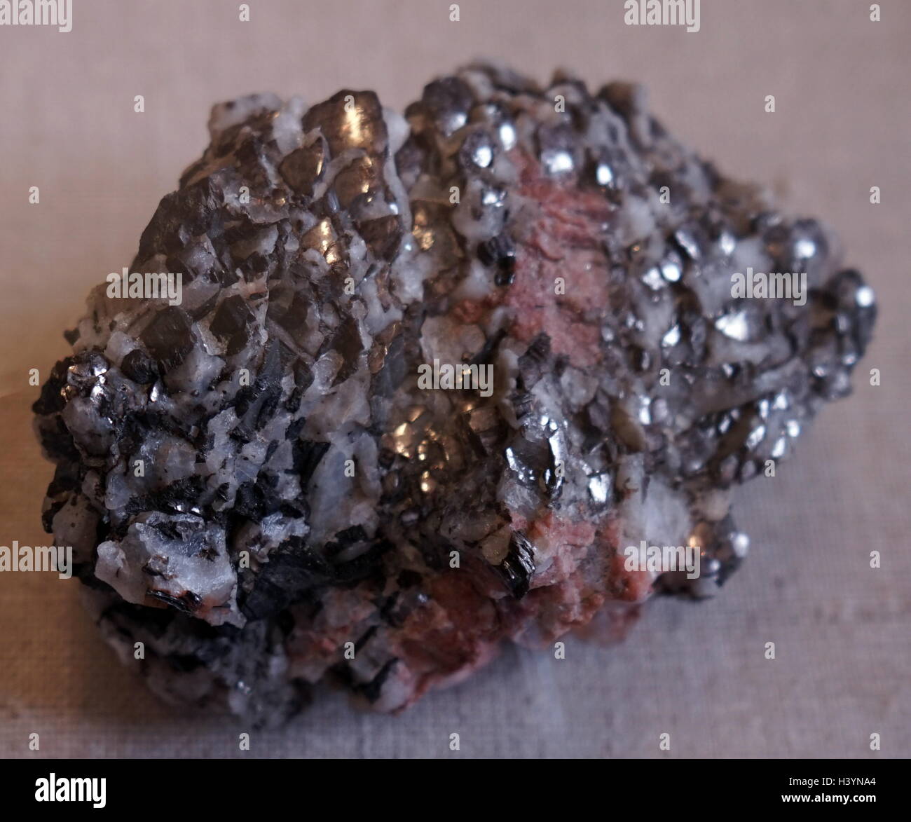 Probe der gewölbten Platten aus Granit, eine gemeinsame Art der Felsischen aufdringlich Eruptivgestein, granulare und phaneritic in der Textur. Vom 21. Jahrhundert Stockfoto