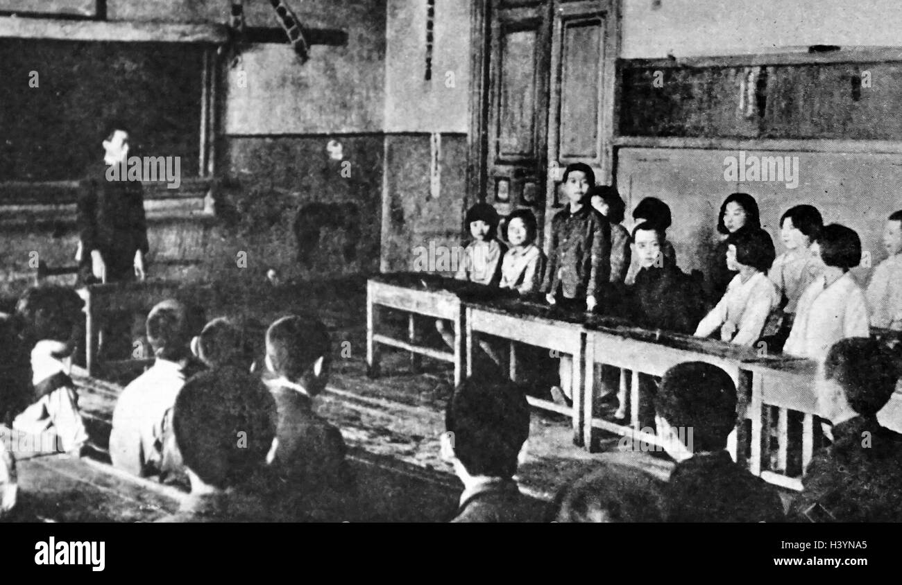 Foto des jungen japanischen Studenten diskutieren elf-Regierung Probleme' im Klassenzimmer während des Zweiten Weltkriegs. Vom 20. Jahrhundert Stockfoto