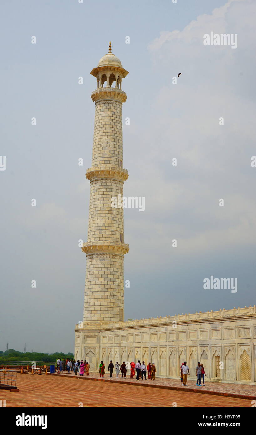 Blick auf eine Moschee auf dem Gelände des Taj Mahal, ein Elfenbein-weißem Marmor Mausoleum gebaut als ein Grab für Mumtaz Mahal, Mughal Kaiserin und Chief Gemahlin von Kaiser Shah Jahan. Vom 21. Jahrhundert Stockfoto