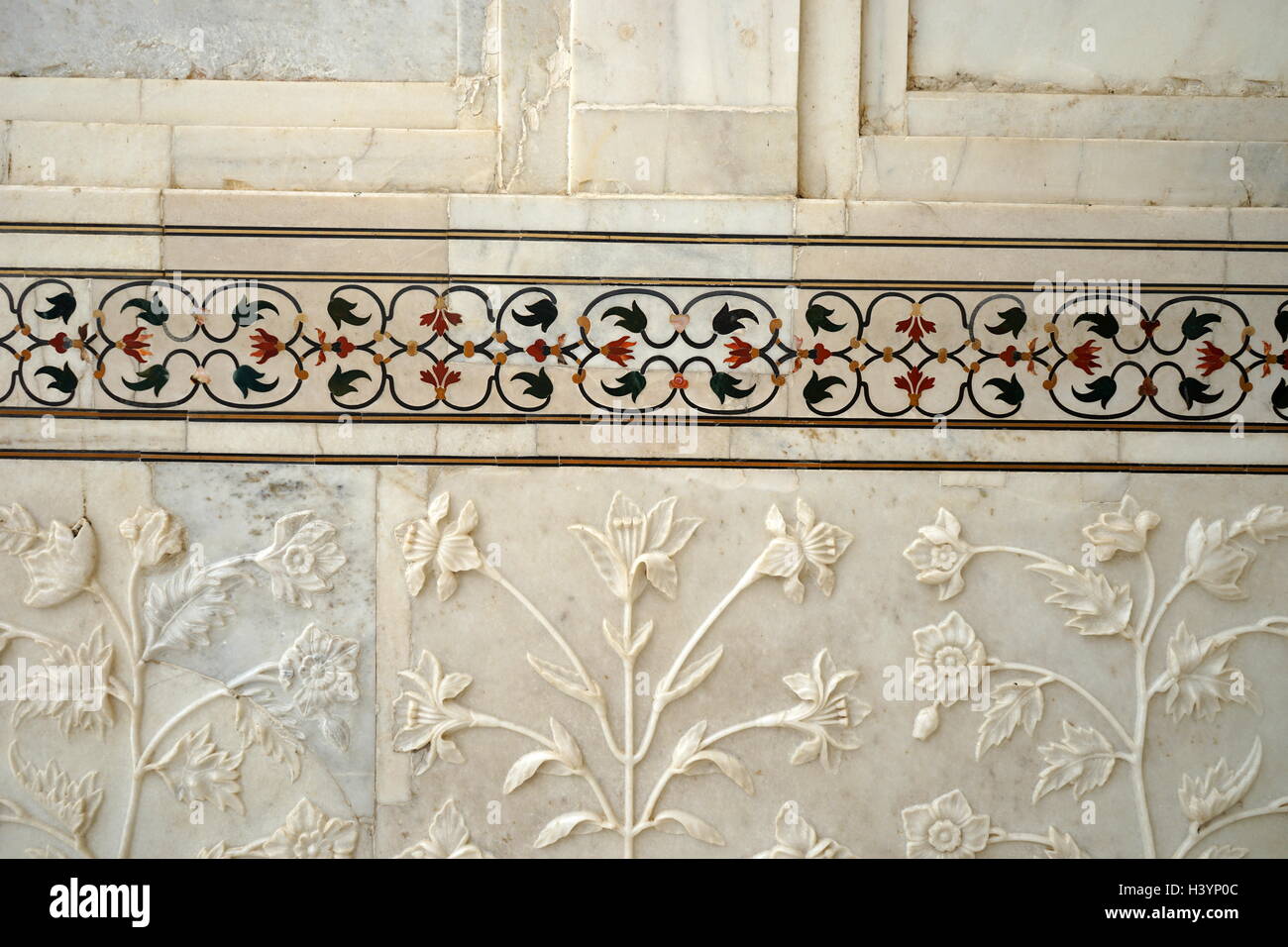 Blick auf eine Moschee auf dem Gelände des Taj Mahal, ein Elfenbein-weißem Marmor Mausoleum gebaut als ein Grab für Mumtaz Mahal, Mughal Kaiserin und Chief Gemahlin von Kaiser Shah Jahan. Vom 21. Jahrhundert Stockfoto