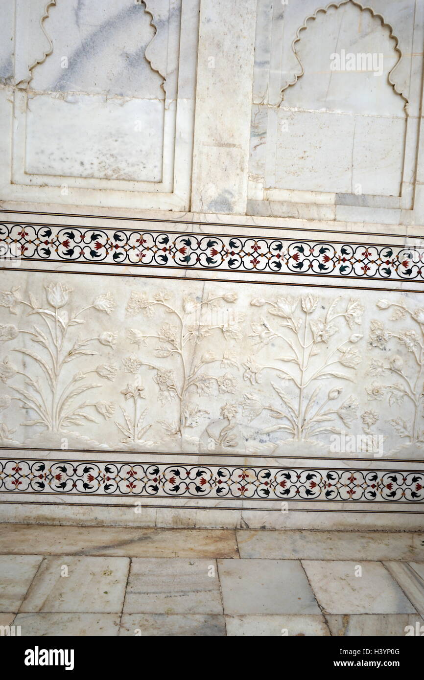 Blick auf eine Moschee auf dem Gelände des Taj Mahal, ein Elfenbein-weißem Marmor Mausoleum gebaut als ein Grab für Mumtaz Mahal, Mughal Kaiserin und Chief Gemahlin von Kaiser Shah Jahan. Vom 21. Jahrhundert Stockfoto