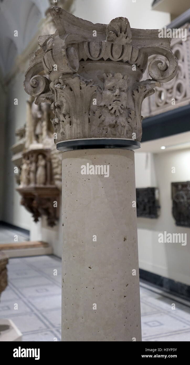 Stein-Hauptstadt von einem venezianischen Innenhof, mit einem "Ovolo". Datiert aus dem 16. Jahrhundert Stockfoto