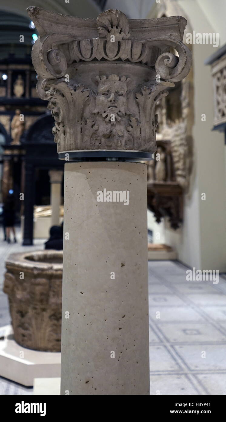 Stein-Hauptstadt von einem venezianischen Innenhof, mit einem "Ovolo". Datiert aus dem 16. Jahrhundert Stockfoto