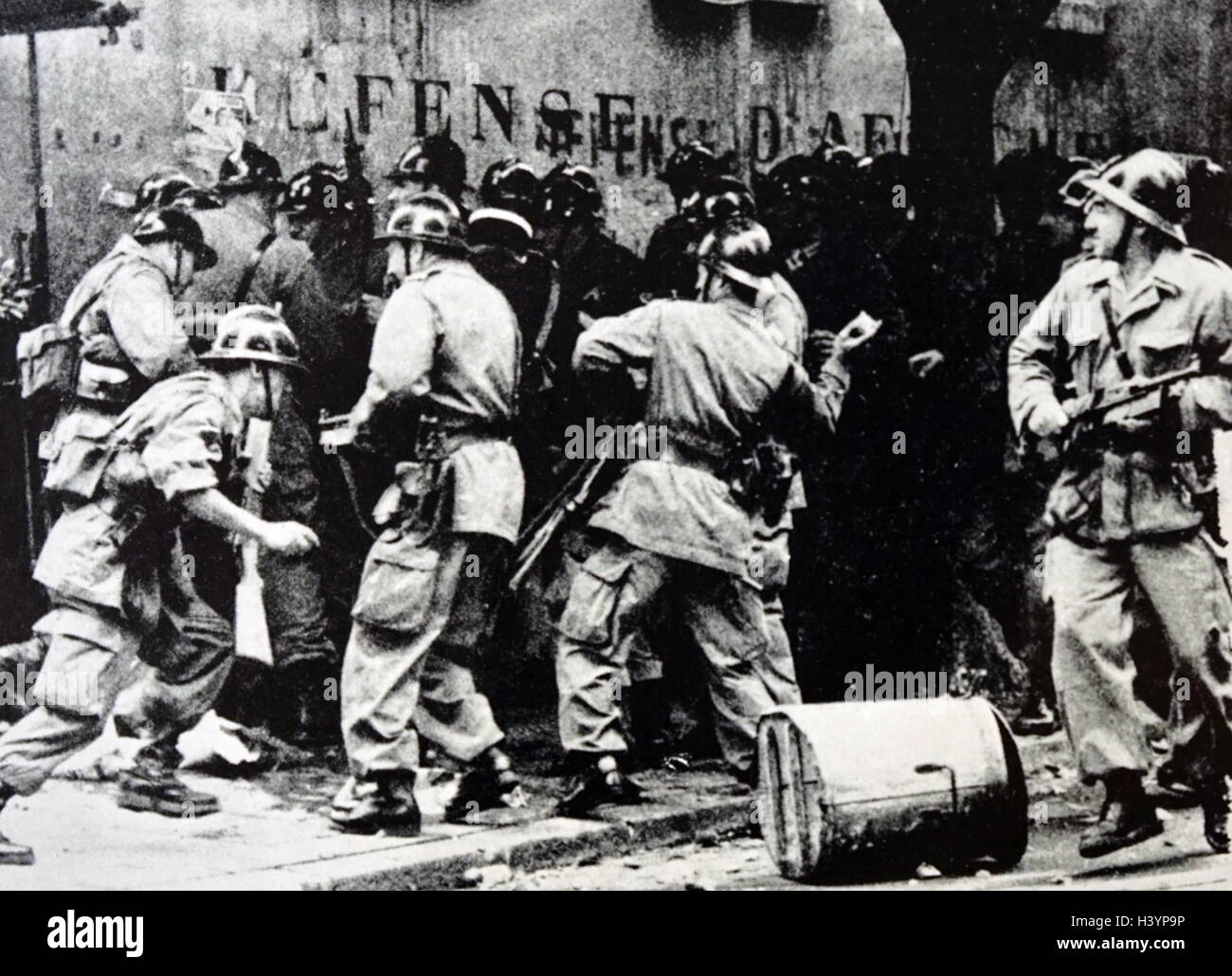 Foto aufgenommen am Tag des Waffenstillstands demonstrieren die Unruhen zwischen Polizei und Demonstranten in Algier. Vom 20. Jahrhundert Stockfoto
