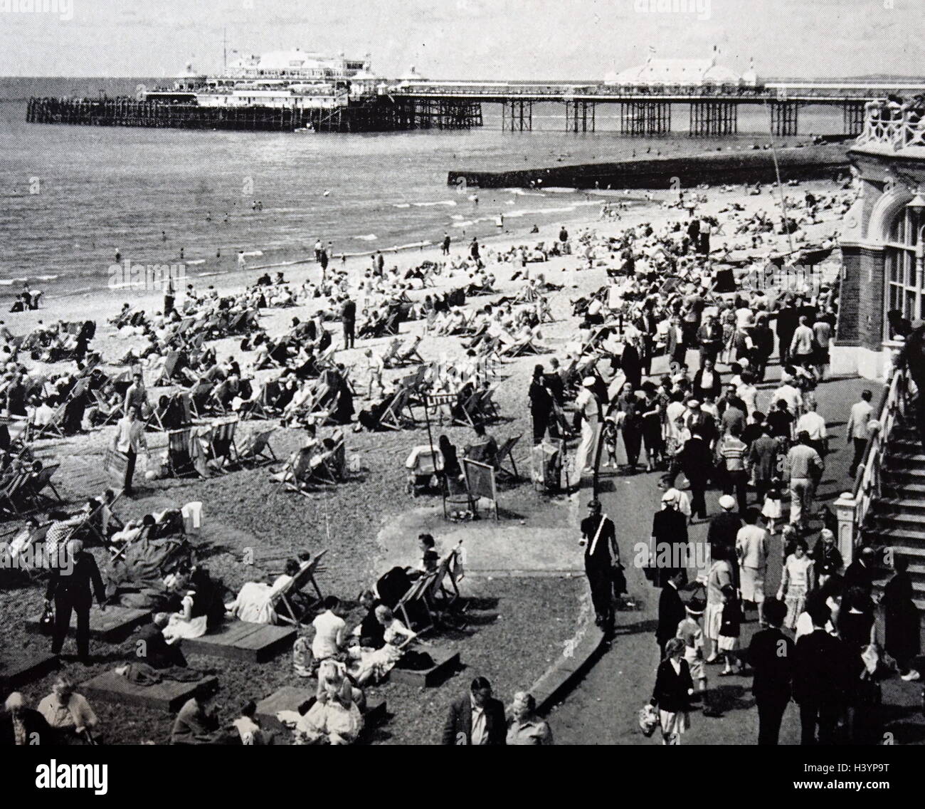 Fotografieren von Touristen an der West Pier in Brighton am Vorabend des August Bank Holiday. Vom 20. Jahrhundert Stockfoto