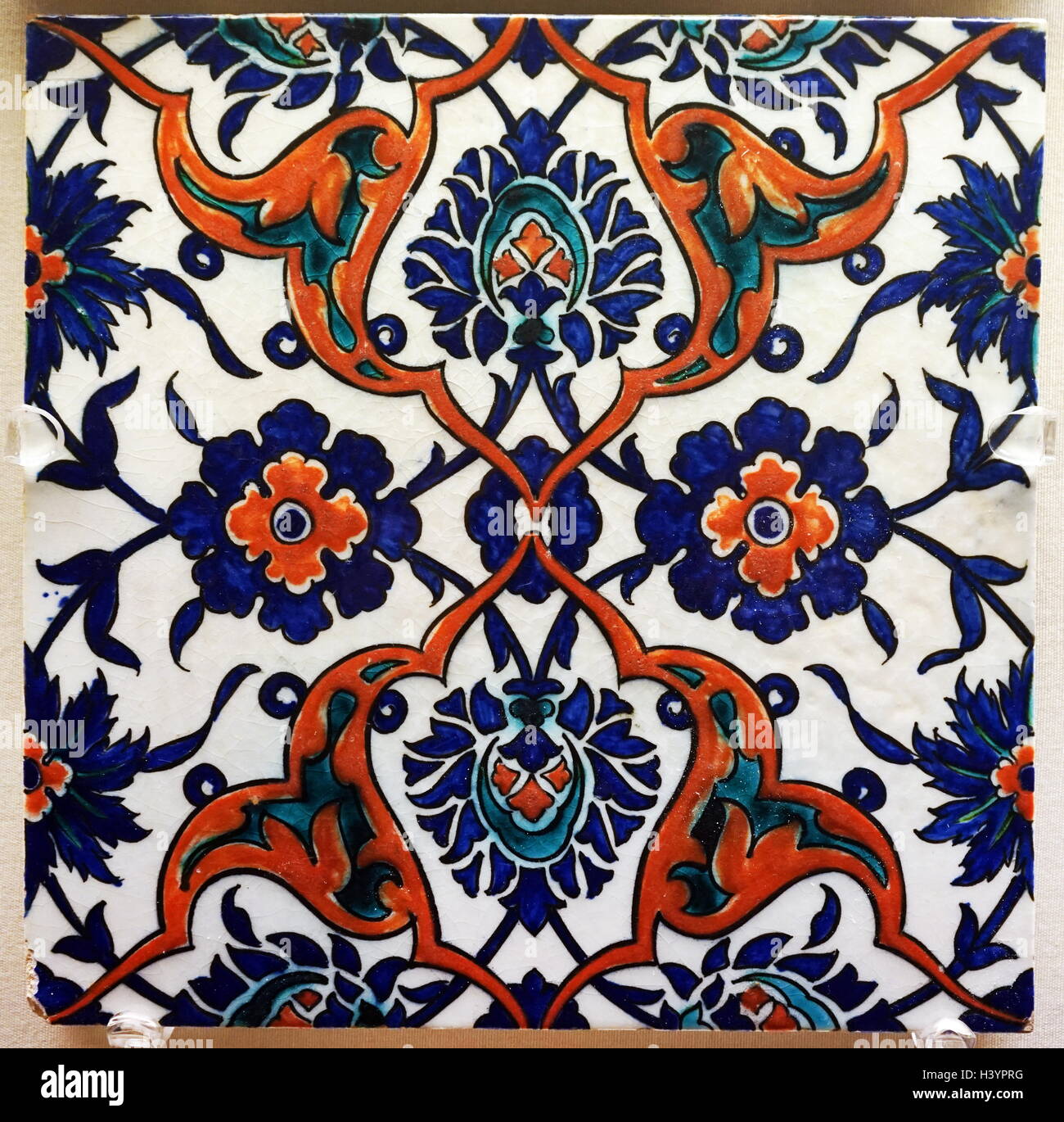 Iznik - Stil, Keramik aus Kacheln, die von der Fabrik von Figli Di Giuseppe Cantagalli. Von Ulisse Cantagalli, Florenz, Italien. Circa 1880 bis 1900 Stockfoto